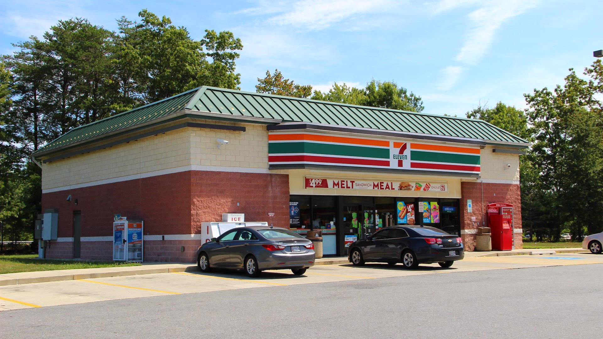 7-Eleven, green roof, red brick facade, Full HD Desktop Wallpaper