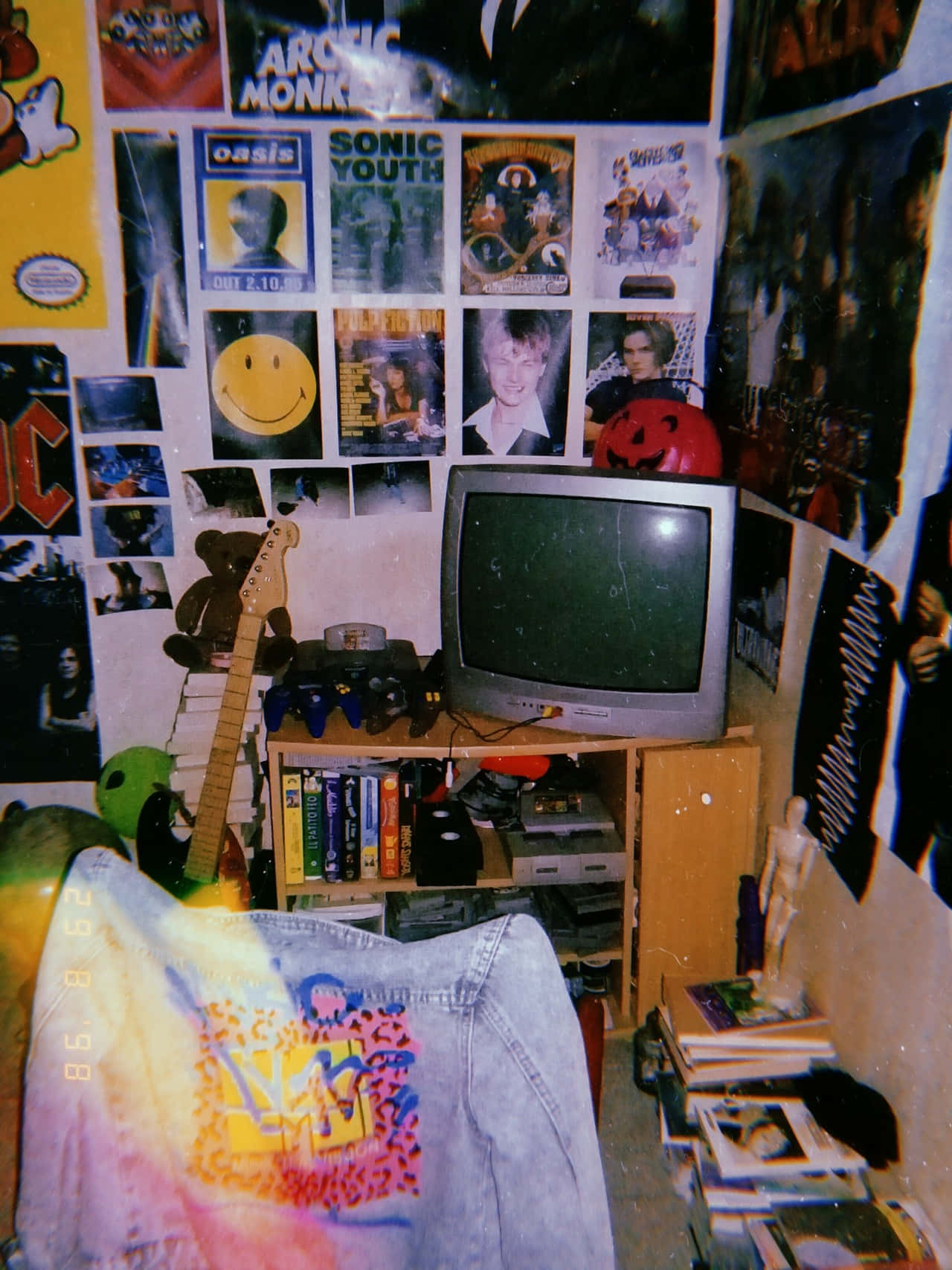 90s grunge aesthetic, vintage grunge aesthetic, nostalgic 90s bedroom, HD Phone Wallpaper