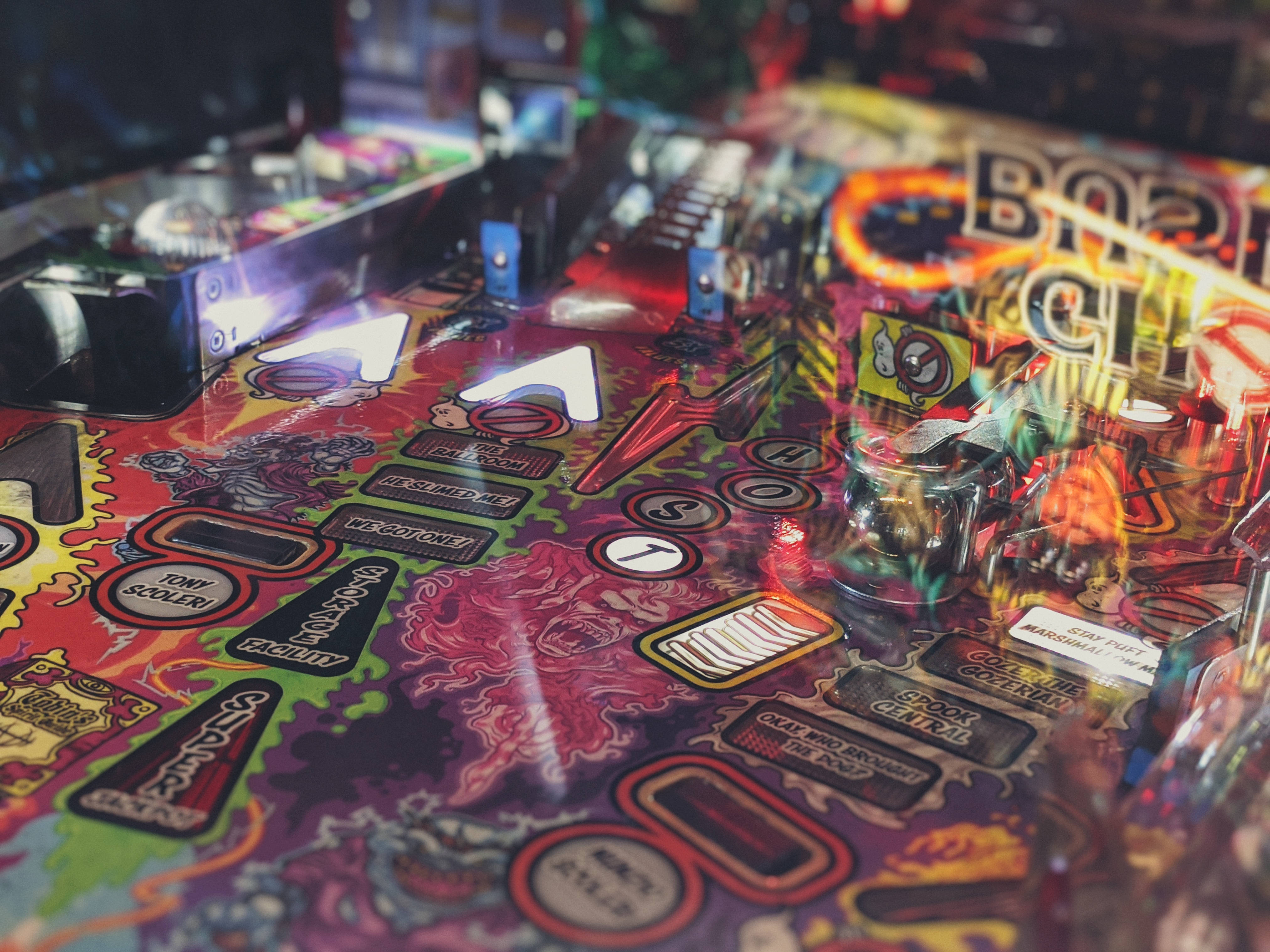 90s pop culture, pinball machine, glowing lights, 4K Desktop Wallpaper