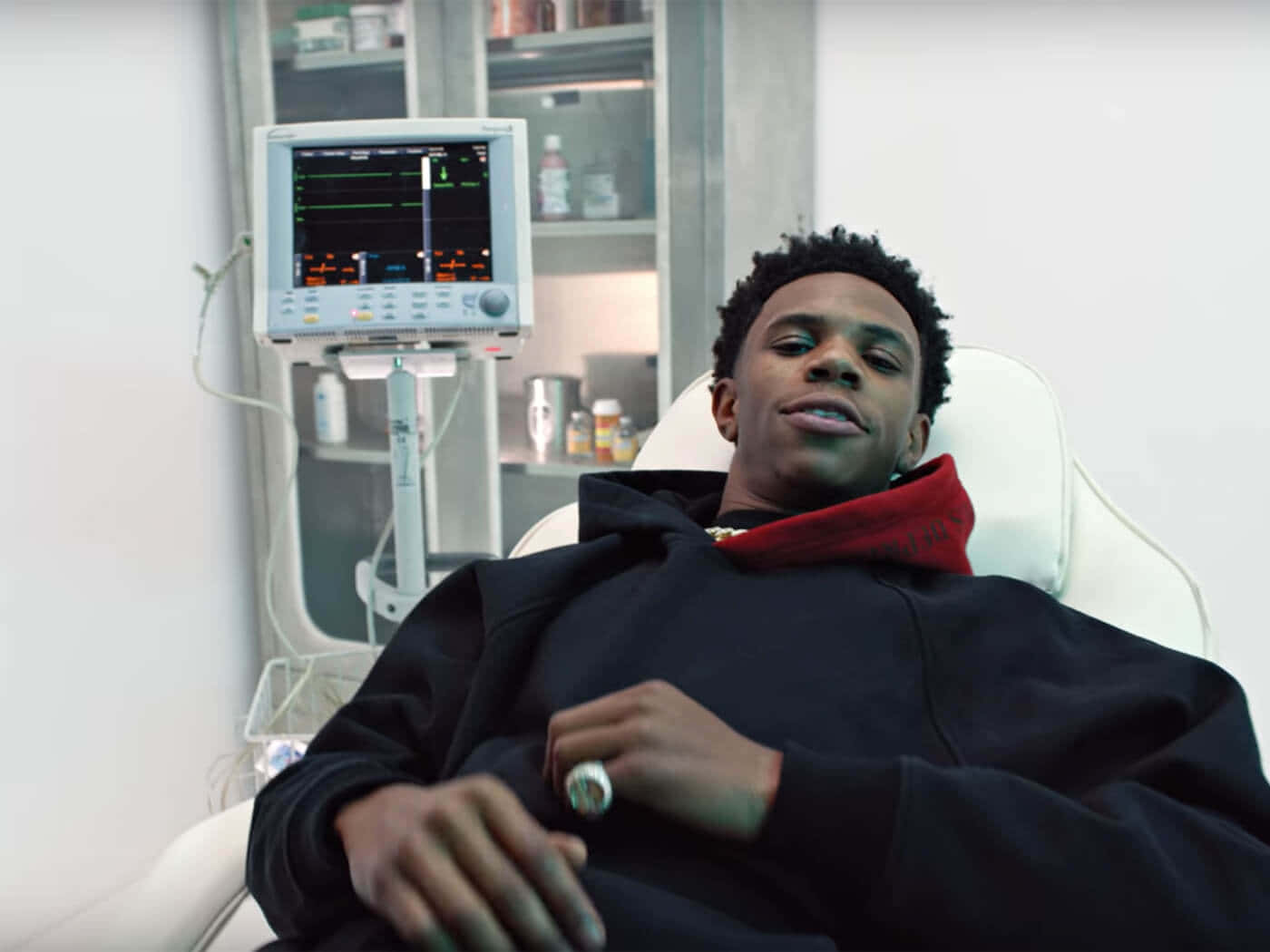 A Boogie Wit Da Hoodie, white medical chair, monitor displaying vital signs, HD Desktop Wallpaper
