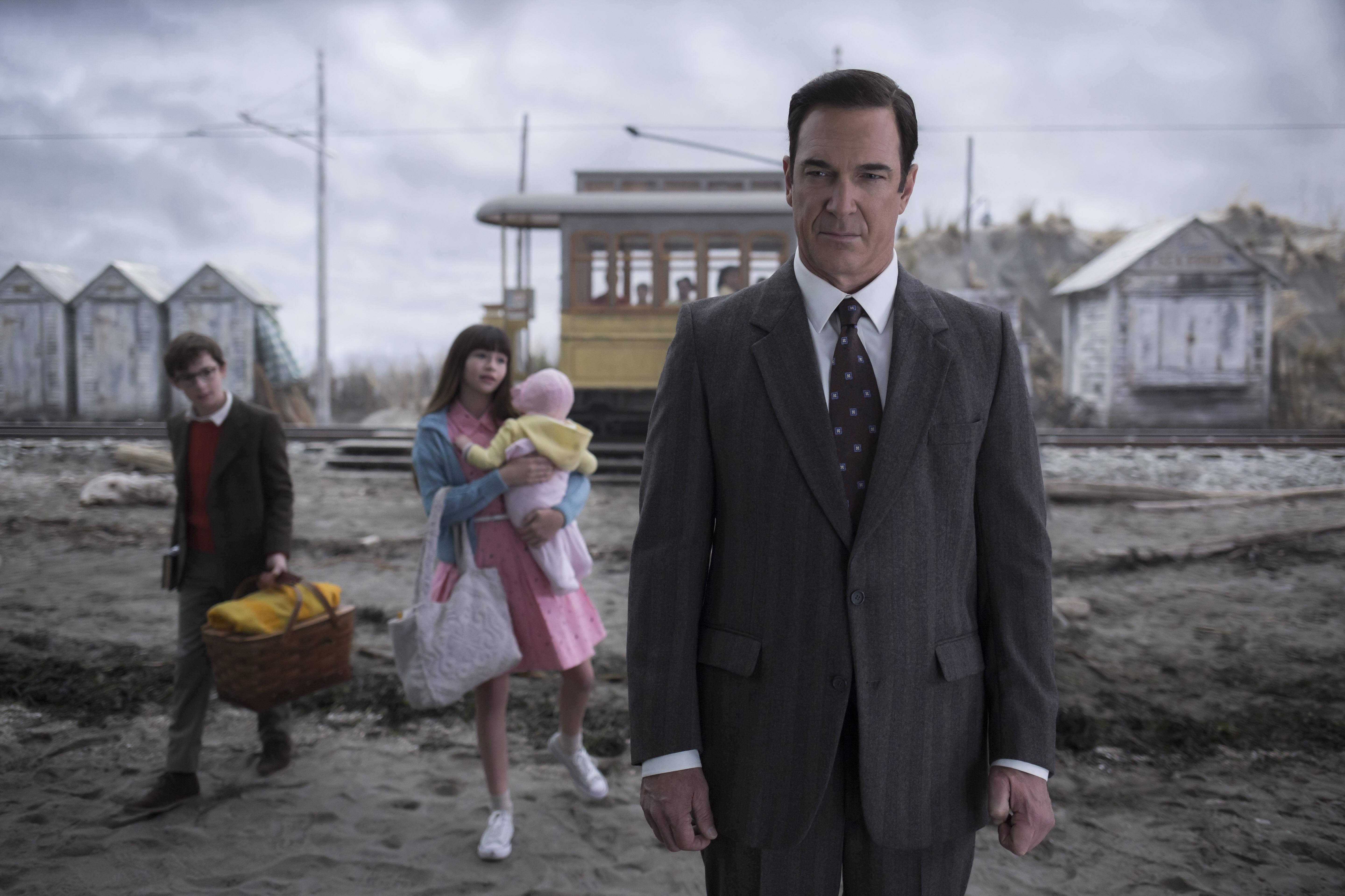 A Series Of Unfortunate Events, man in a suit, woman holds a baby, 5K Desktop Wallpaper