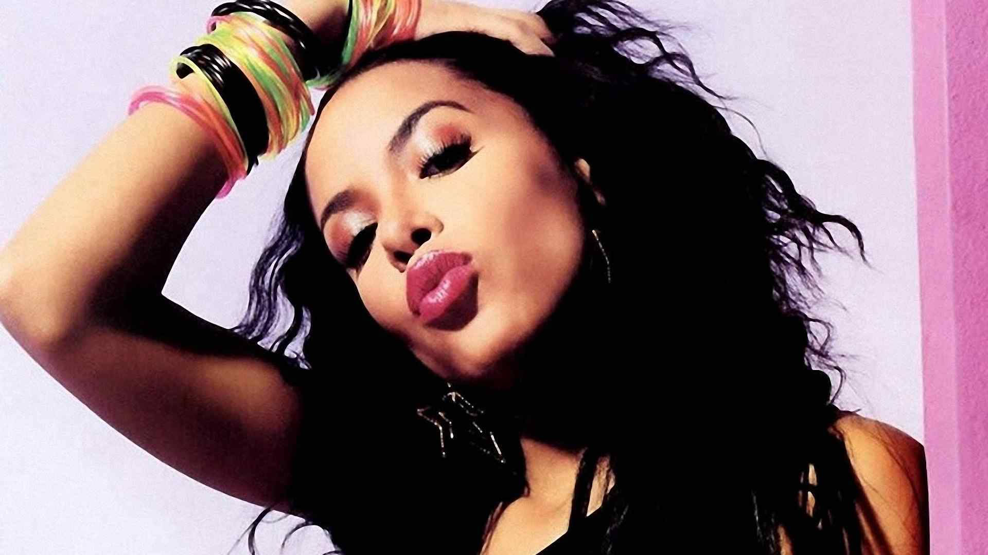 Aaliyah, dark curly hair, bright pink lipstick, Full HD Desktop Wallpaper