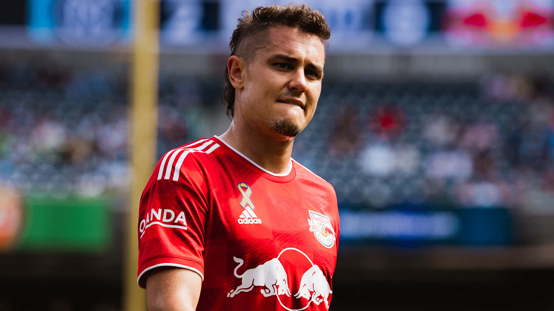 Aaron Long, midfielder, red jersey, Full HD Desktop Wallpaper