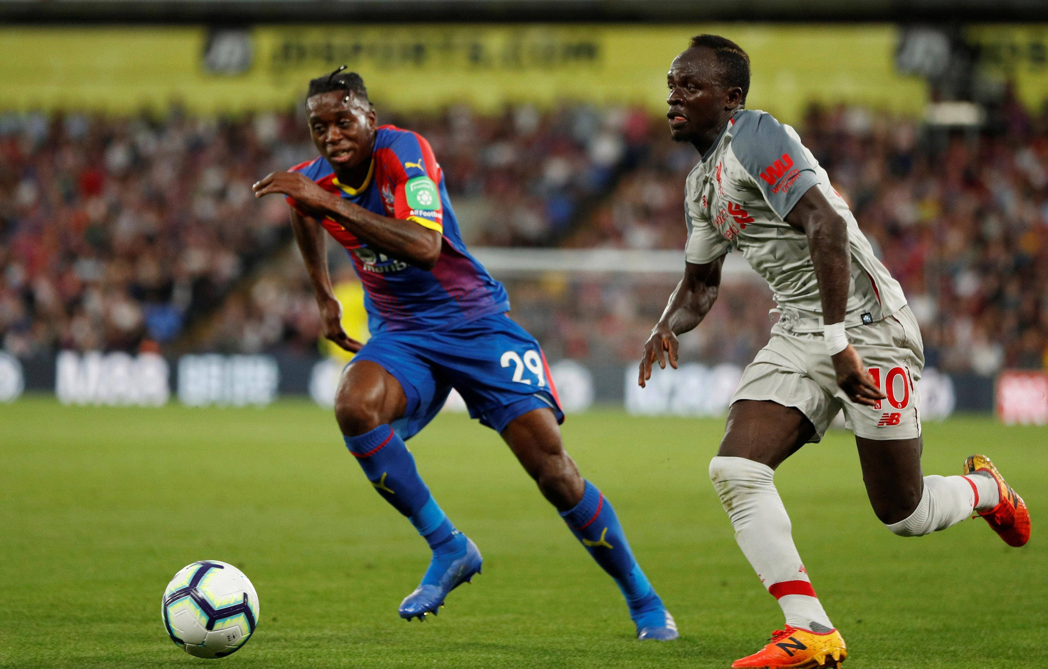 Aaron Wan-Bissaka, bright blue bottoms, vibrant green pitch, 2K Desktop Wallpaper