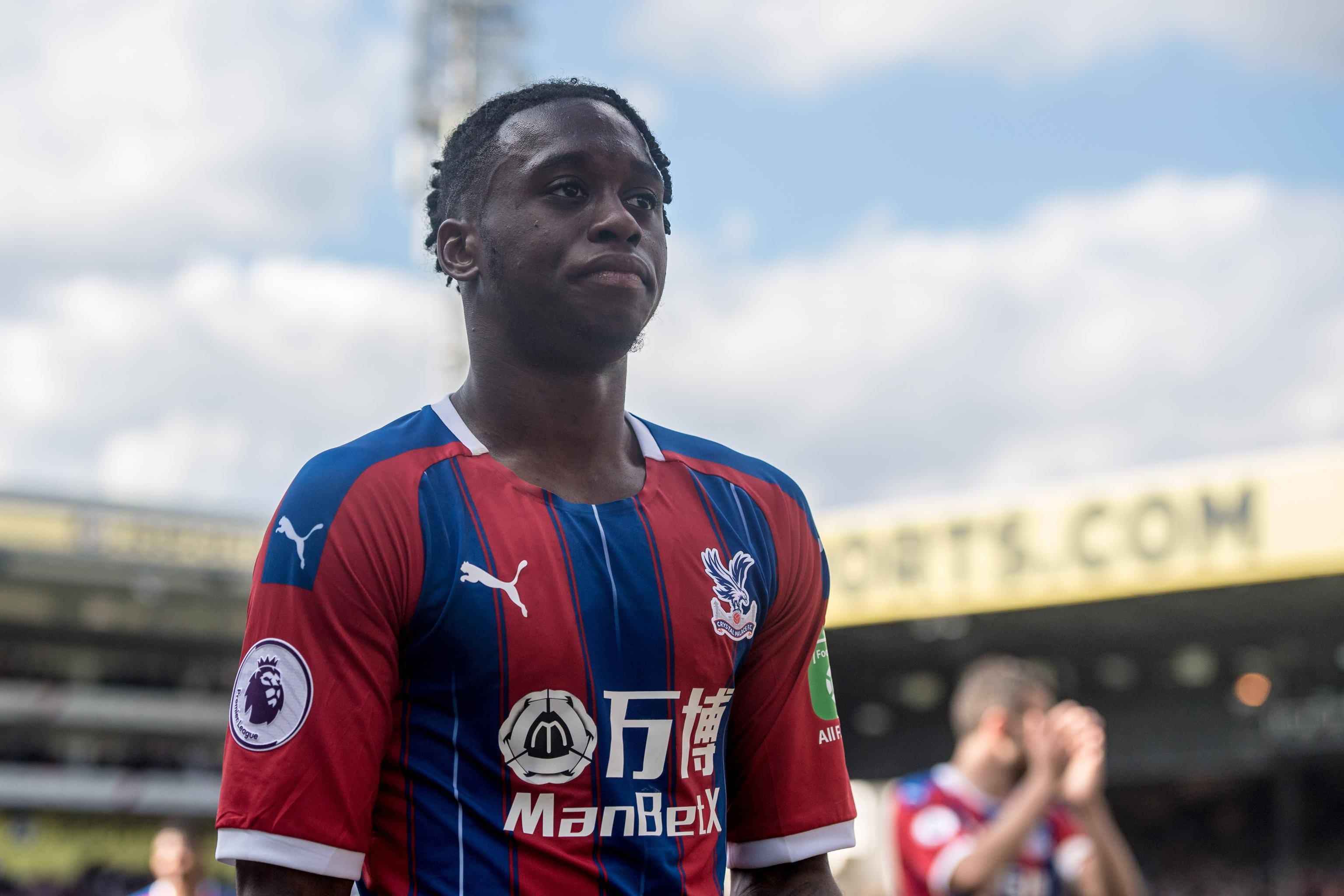 Aaron Wan-Bissaka, red and blue striped jersey, stadium pitch, 2K Desktop Wallpaper