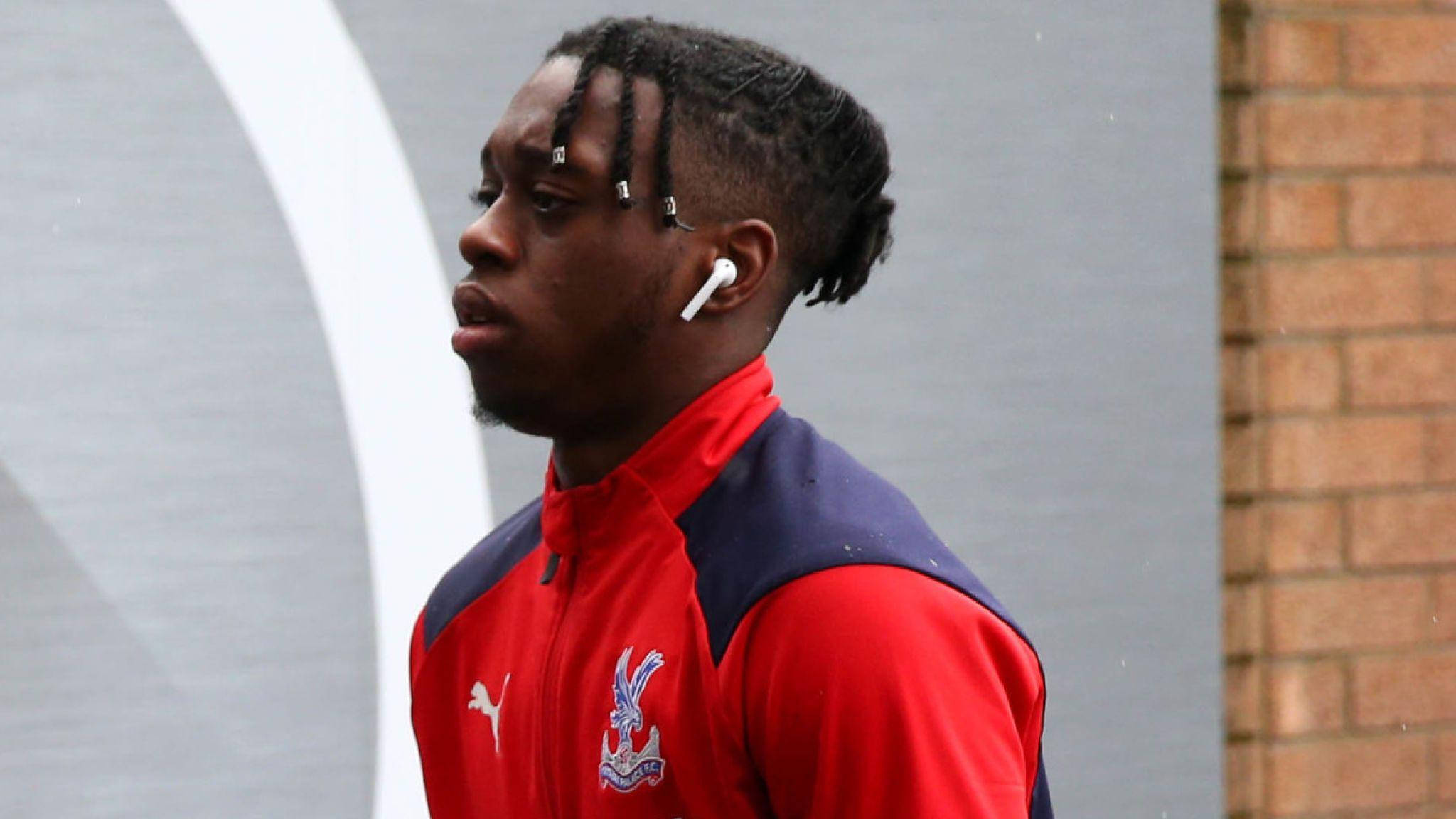 Aaron Wan-bissaka, red and blue training kit, brick wall, Full HD Desktop Wallpaper