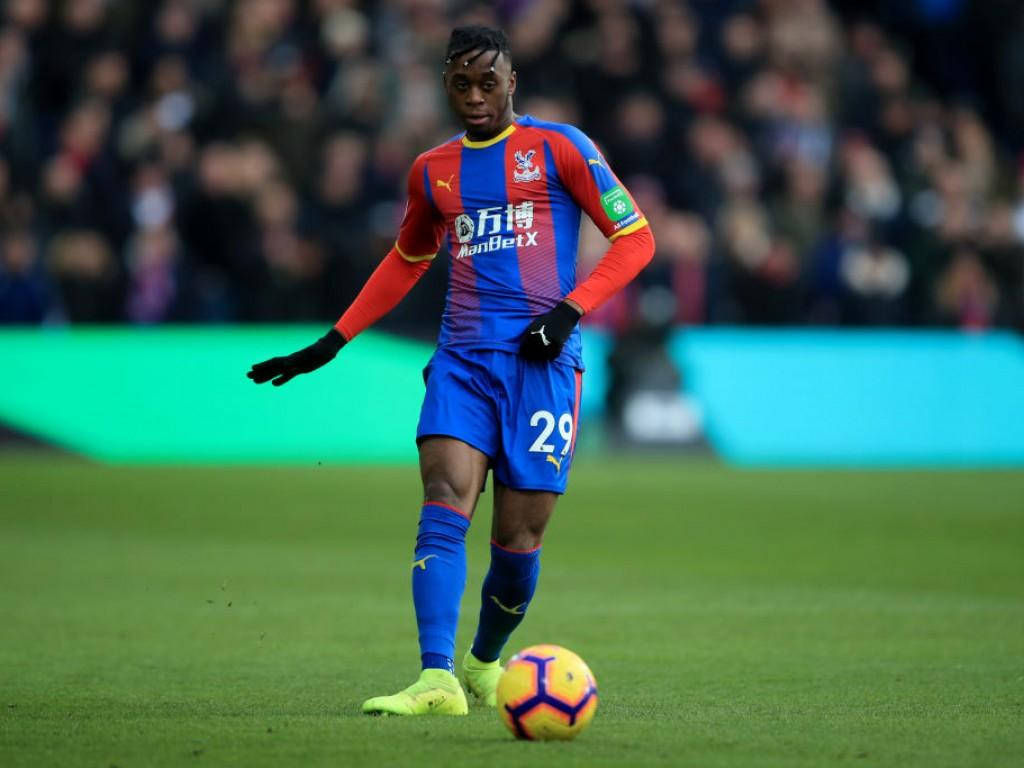 Aaron Wan-bissaka, neon side kick, blue and red kit, SD Desktop Wallpaper