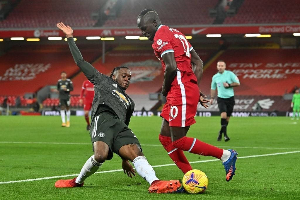Aaron Wan-Bissaka, vibrant green pitch, stadium lights, SD Desktop Wallpaper