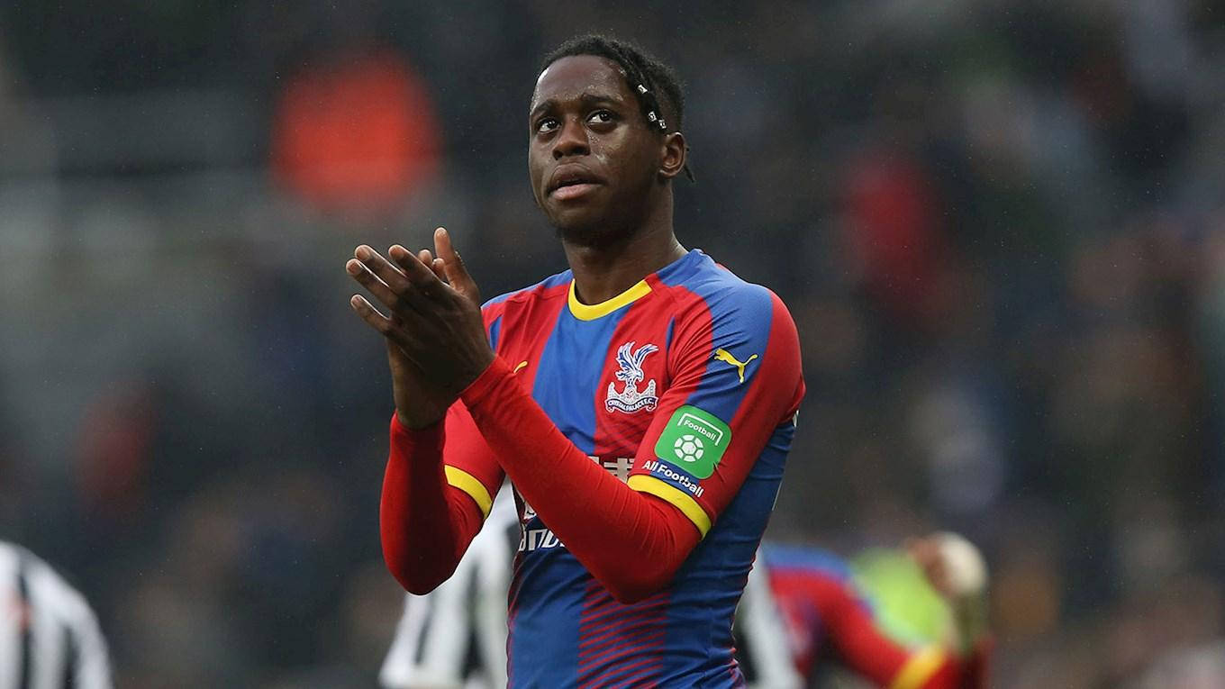 Aaron Wan-Bissaka, red and blue kit, rainy match, HD Desktop Wallpaper