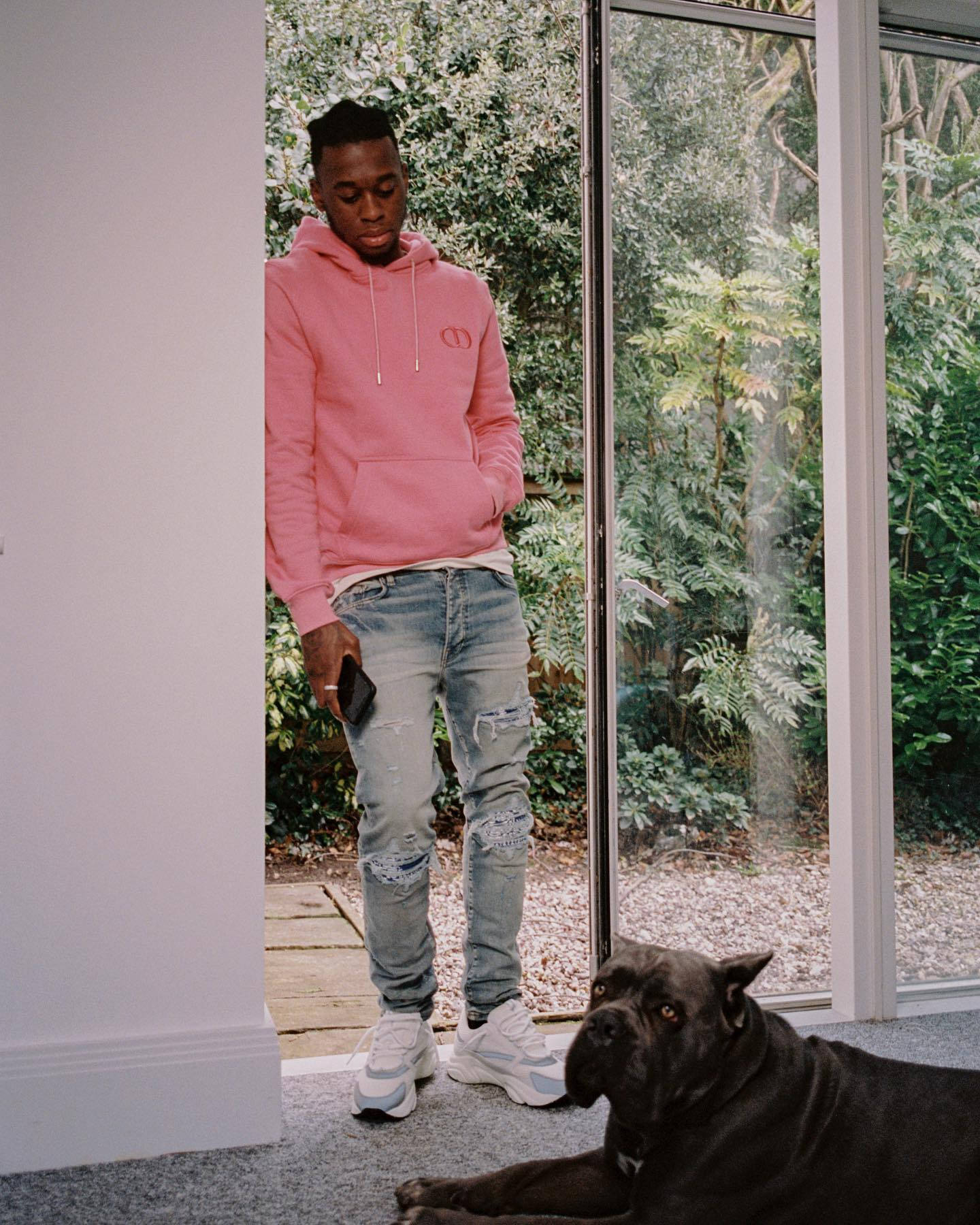 Aaron Wan-Bissaka, pink hoodie, glass doors, HD Phone Wallpaper