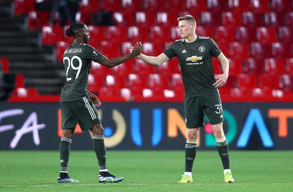 Aaron Wan-Bissaka, black kits, green pitch, SD Desktop Wallpaper