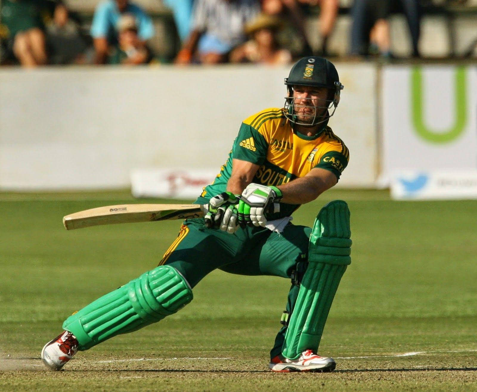 Ab De Villiers, green and yellow gear, sunlit field, HD Desktop Wallpaper