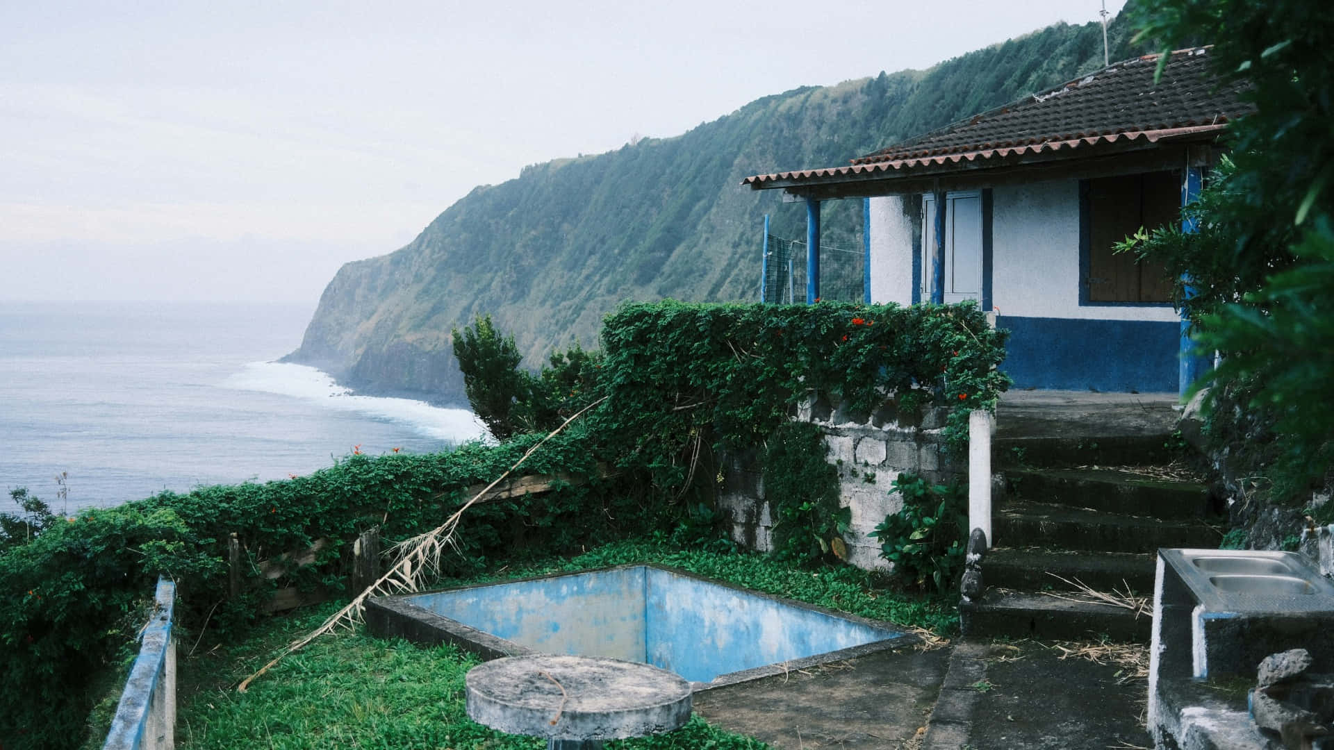 abandoned pool, ocean cliff, weathered blue and white house, Full HD Desktop Wallpaper