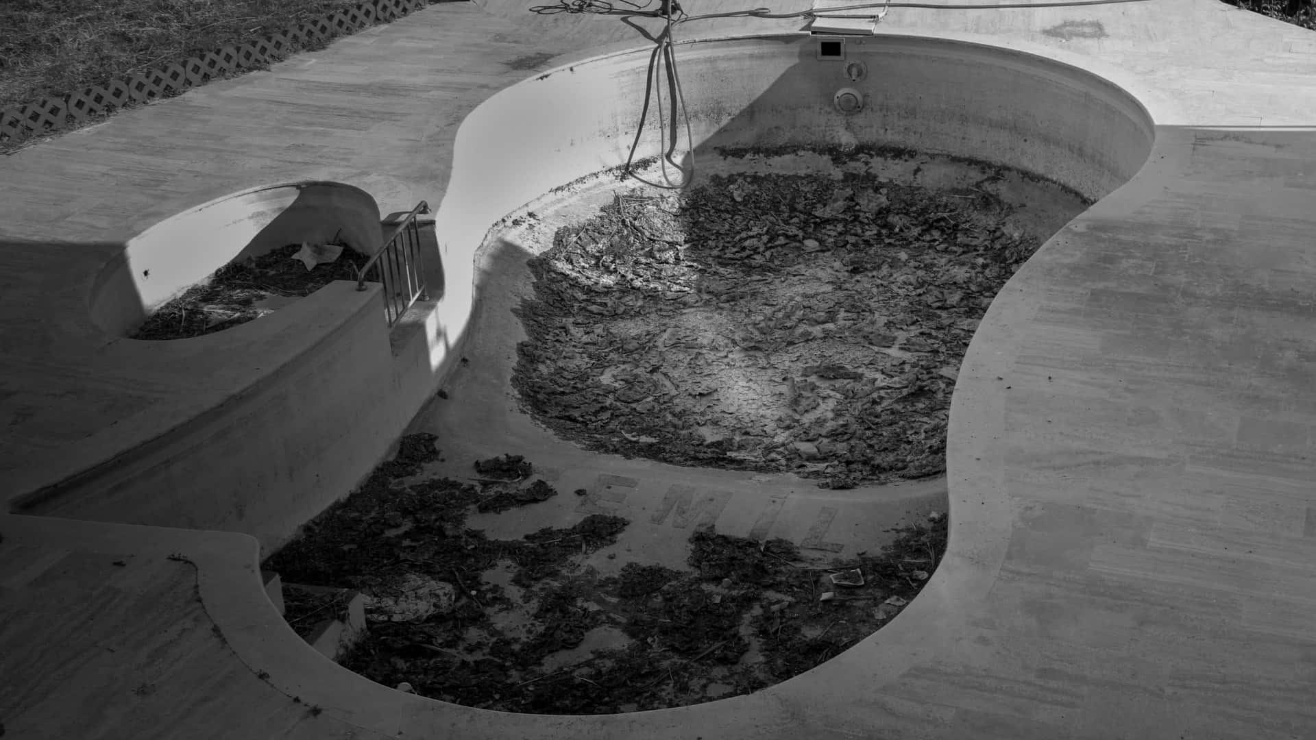 abandoned pool, concrete swimming pool, debris, Full HD Desktop Wallpaper