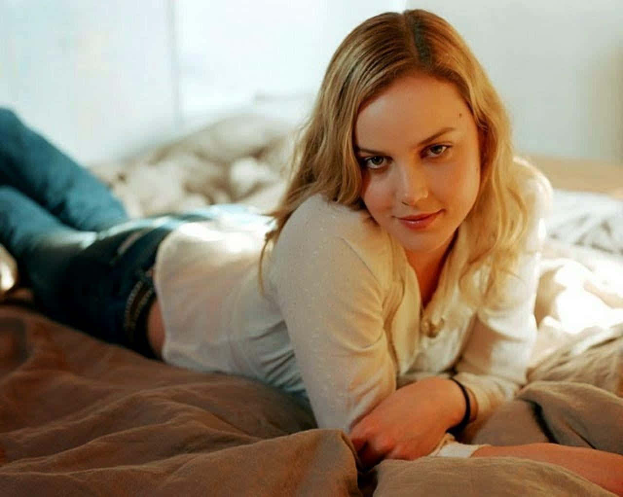 Abbie Cornish, blonde hair, brown blankets, HD Desktop Wallpaper