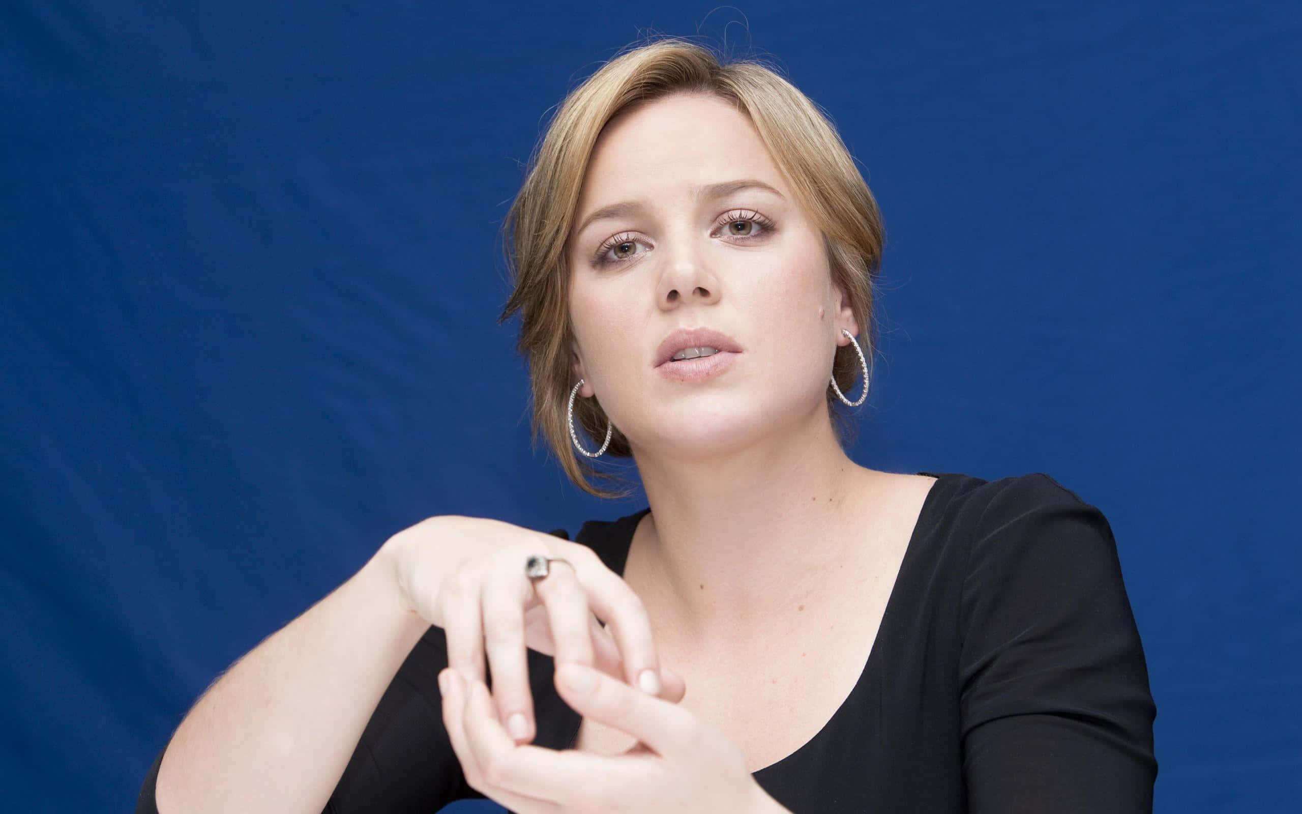 Abbie Cornish, blonde hair, hoop earrings, 2K Desktop Wallpaper