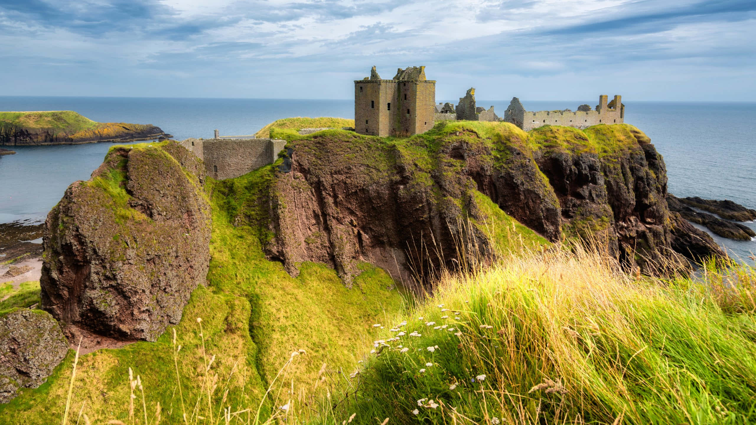 Aberdeen, coastal castle, cliffs, 2K Desktop Wallpaper