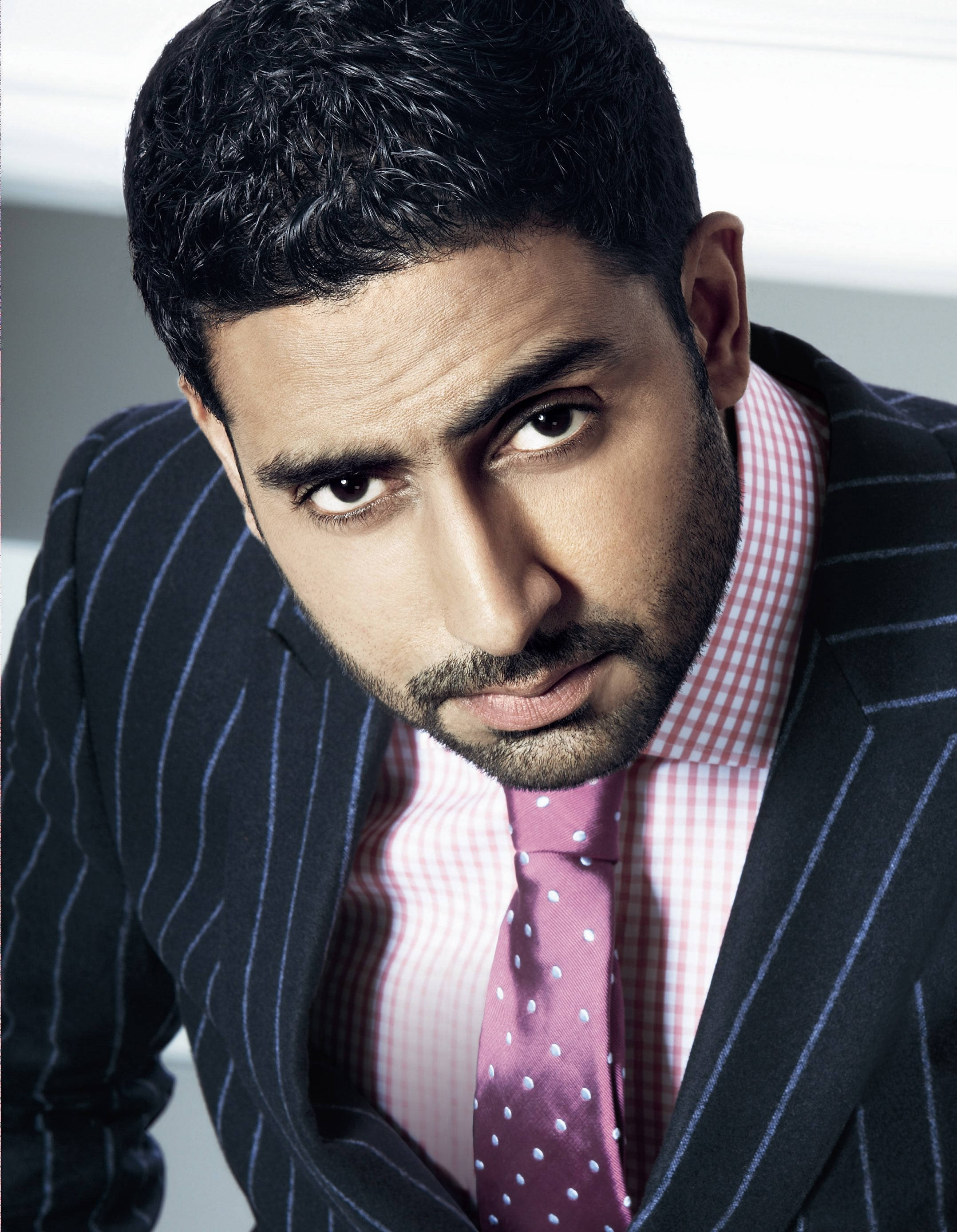 Abhishek Bachchan, pinstripe suit, polka dot tie, 2K Phone Wallpaper