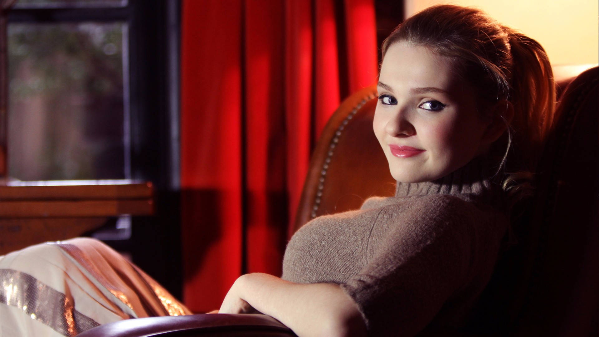 Abigail Breslin, ponytail, leather chair, Full HD Desktop Wallpaper