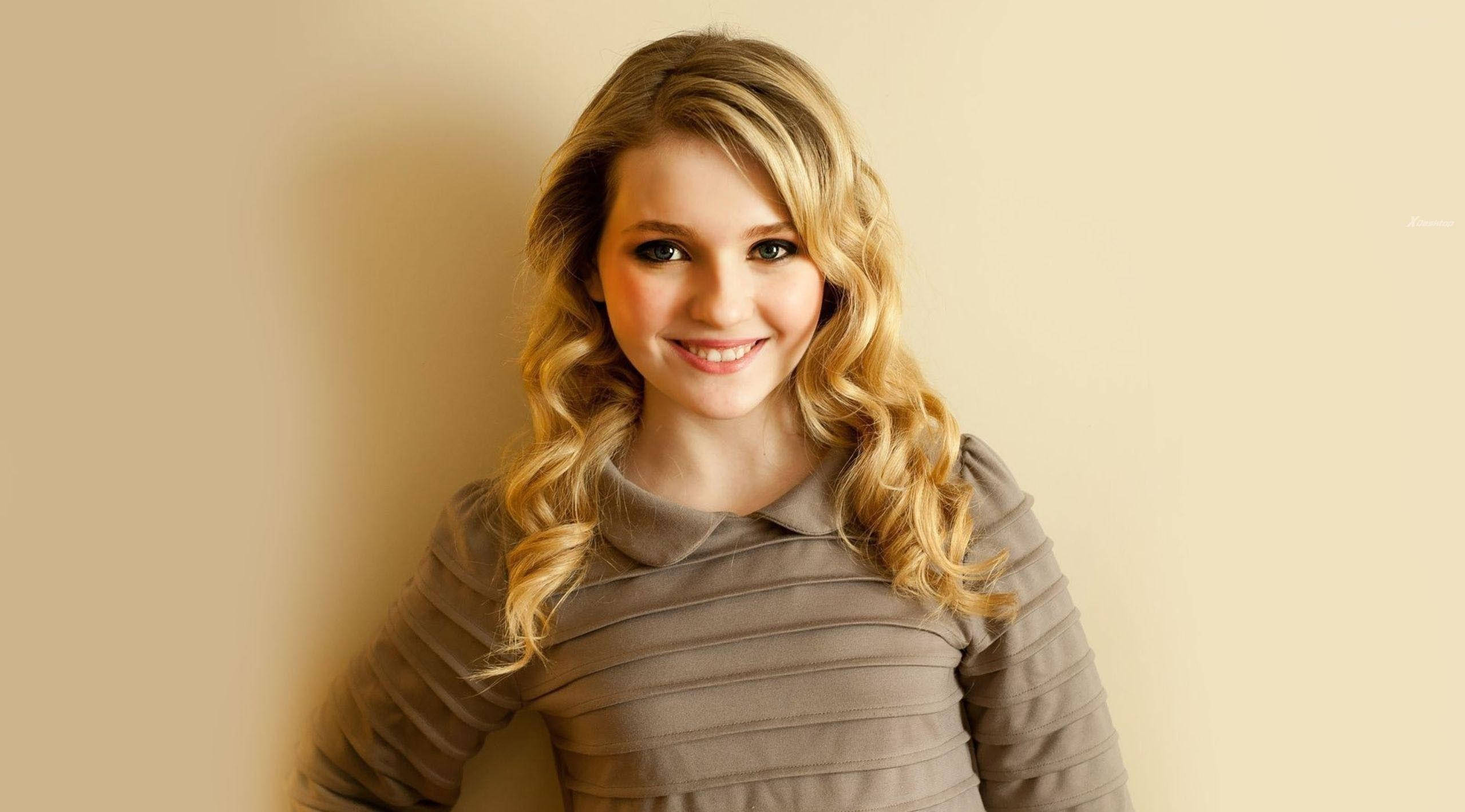 Abigail Breslin, 2JR Magazine, golden curls, 2K Desktop Wallpaper