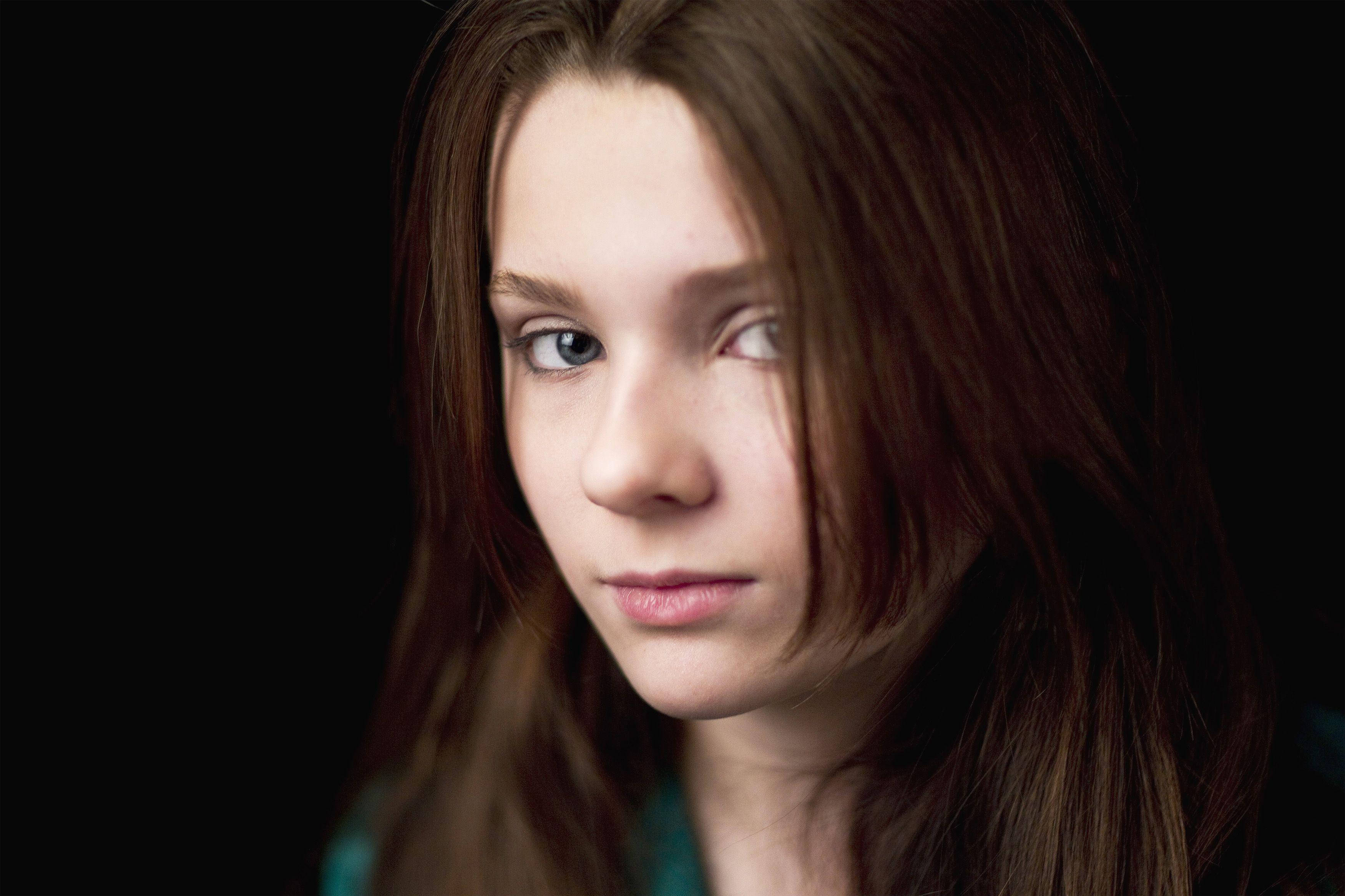 Abigail Breslin, young Hollywood actress, brown hair, 2K Desktop Wallpaper