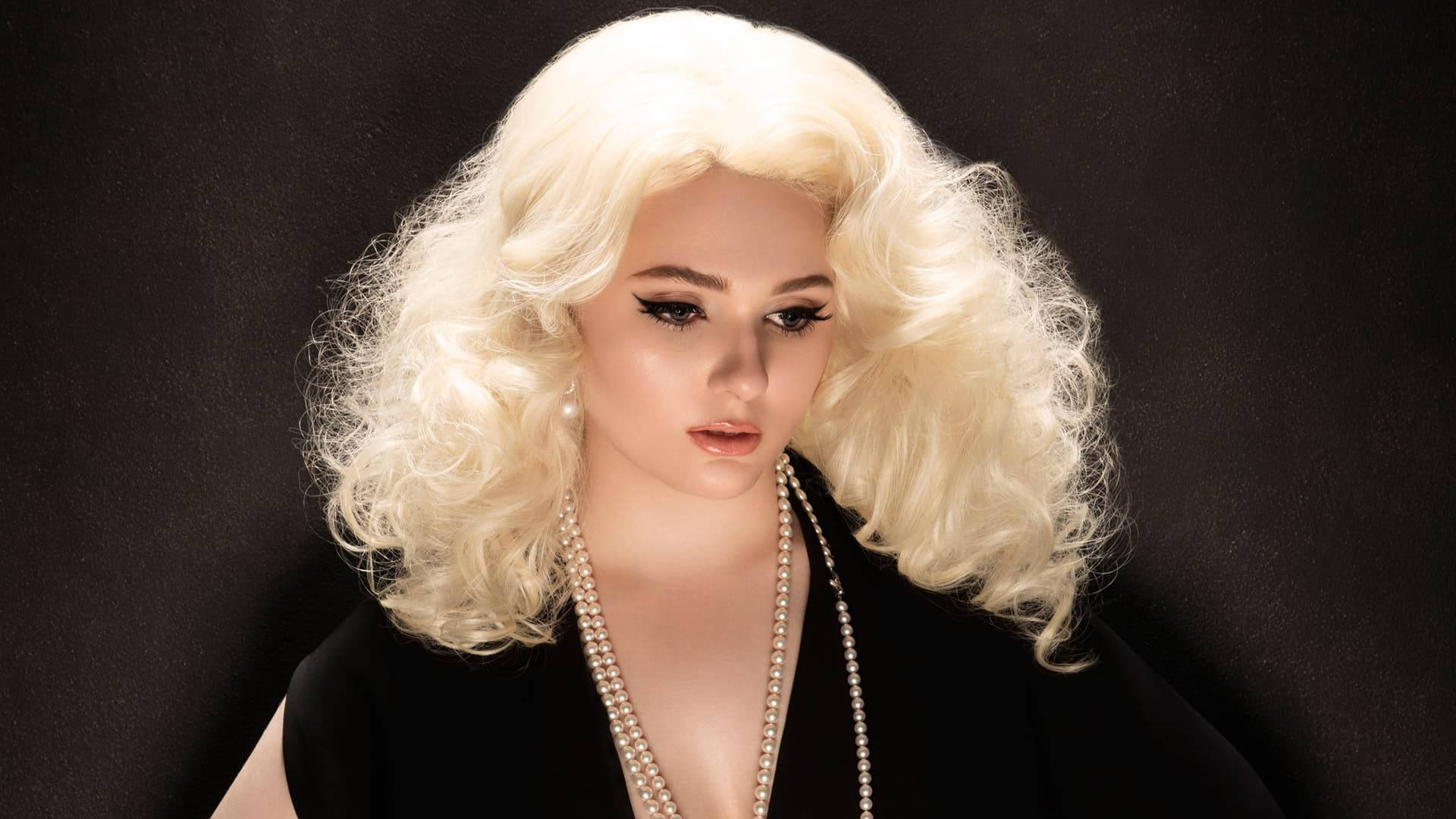 Abigail Breslin, blonde curls, pearl necklaces, Full HD Desktop Wallpaper