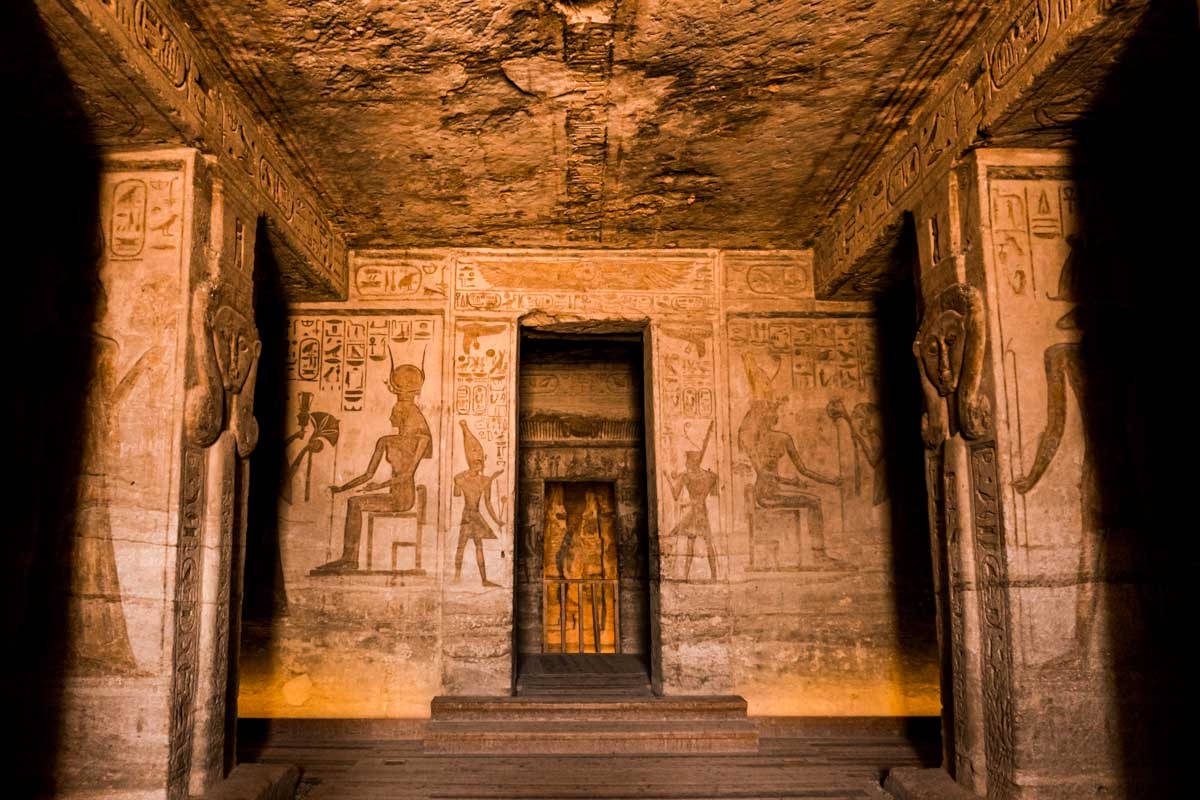 Abu Simbel, ancient Egyptian tomb chamber, hieroglyphs, SD Desktop Wallpaper
