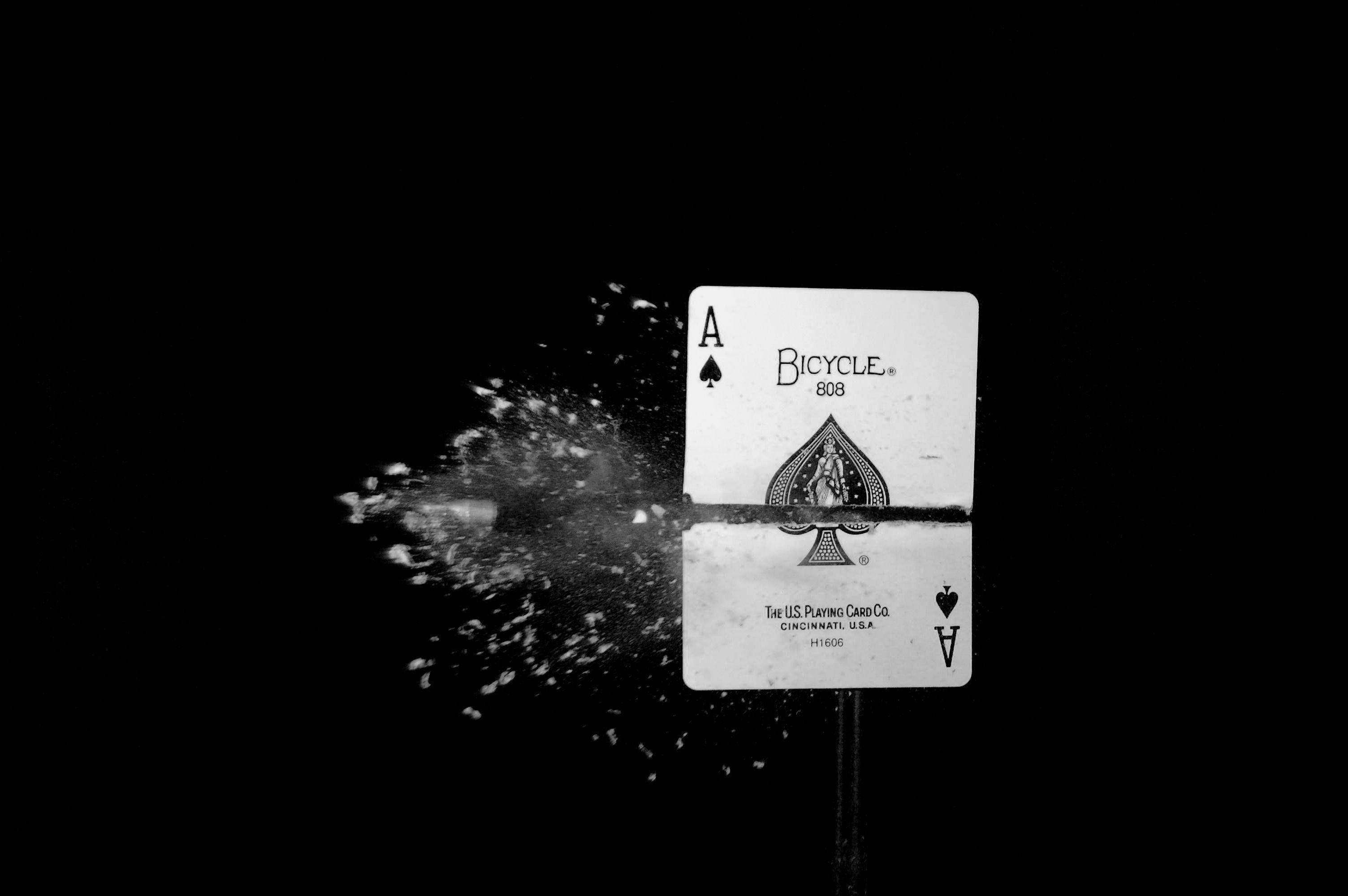 black and white photo, playing card, splash of water, 2K Desktop Wallpaper