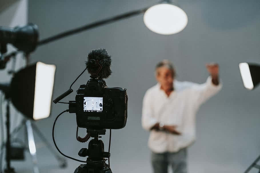DSLR camera, tripod, blurred man, SD Desktop Wallpaper