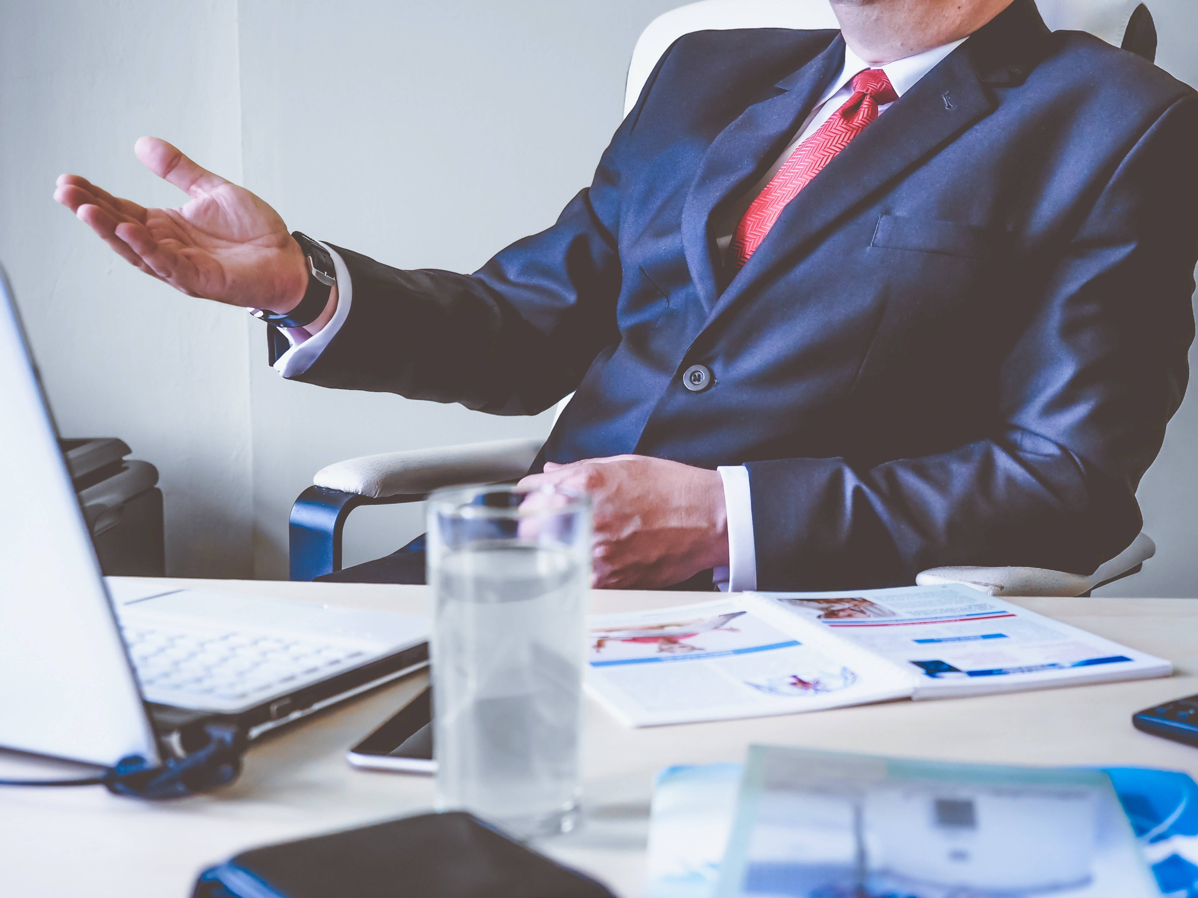 Actuary, modern office, dark suit, 4K Desktop Wallpaper