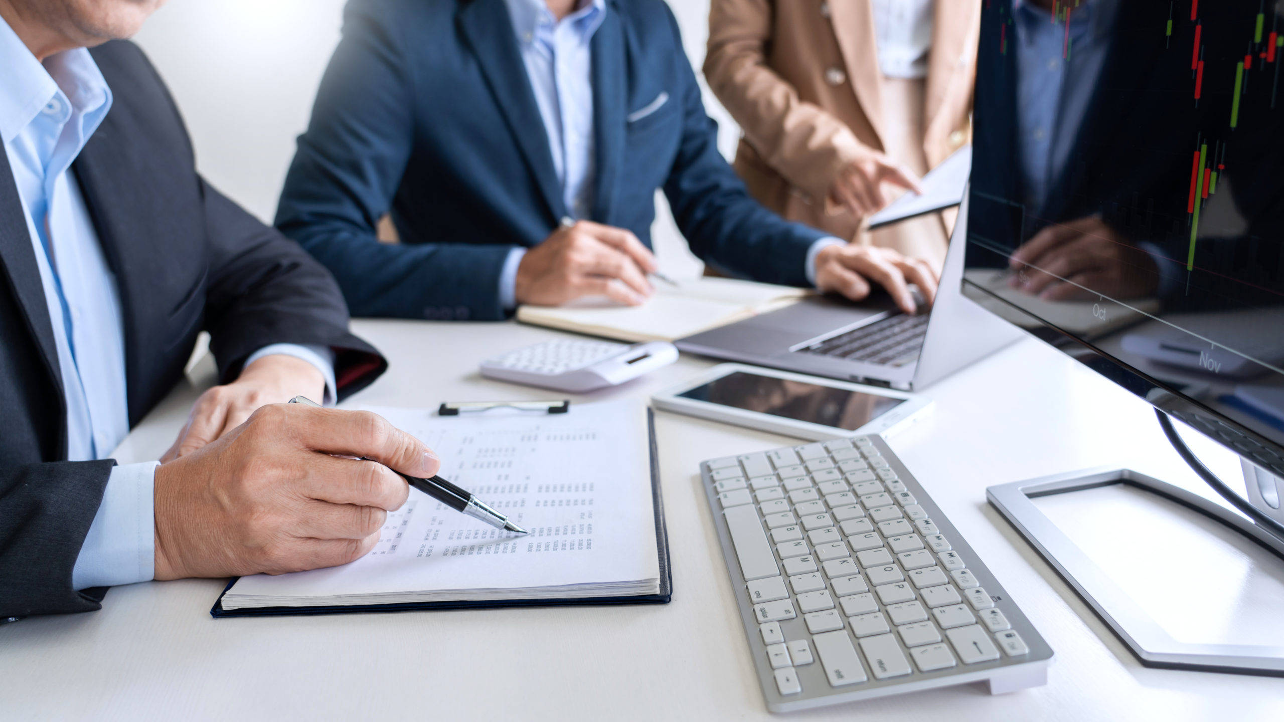 Actuary, team work, modern office, 2K Desktop Wallpaper