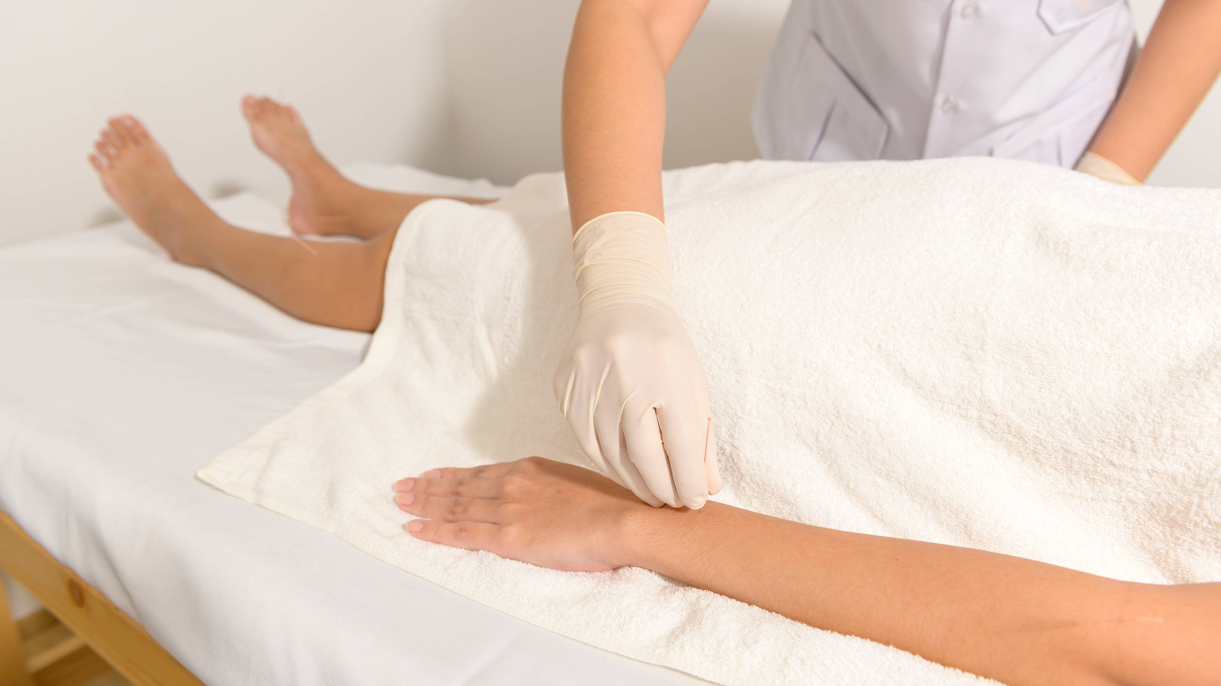 acupuncturist, gloves, wrist, 4K Desktop Wallpaper