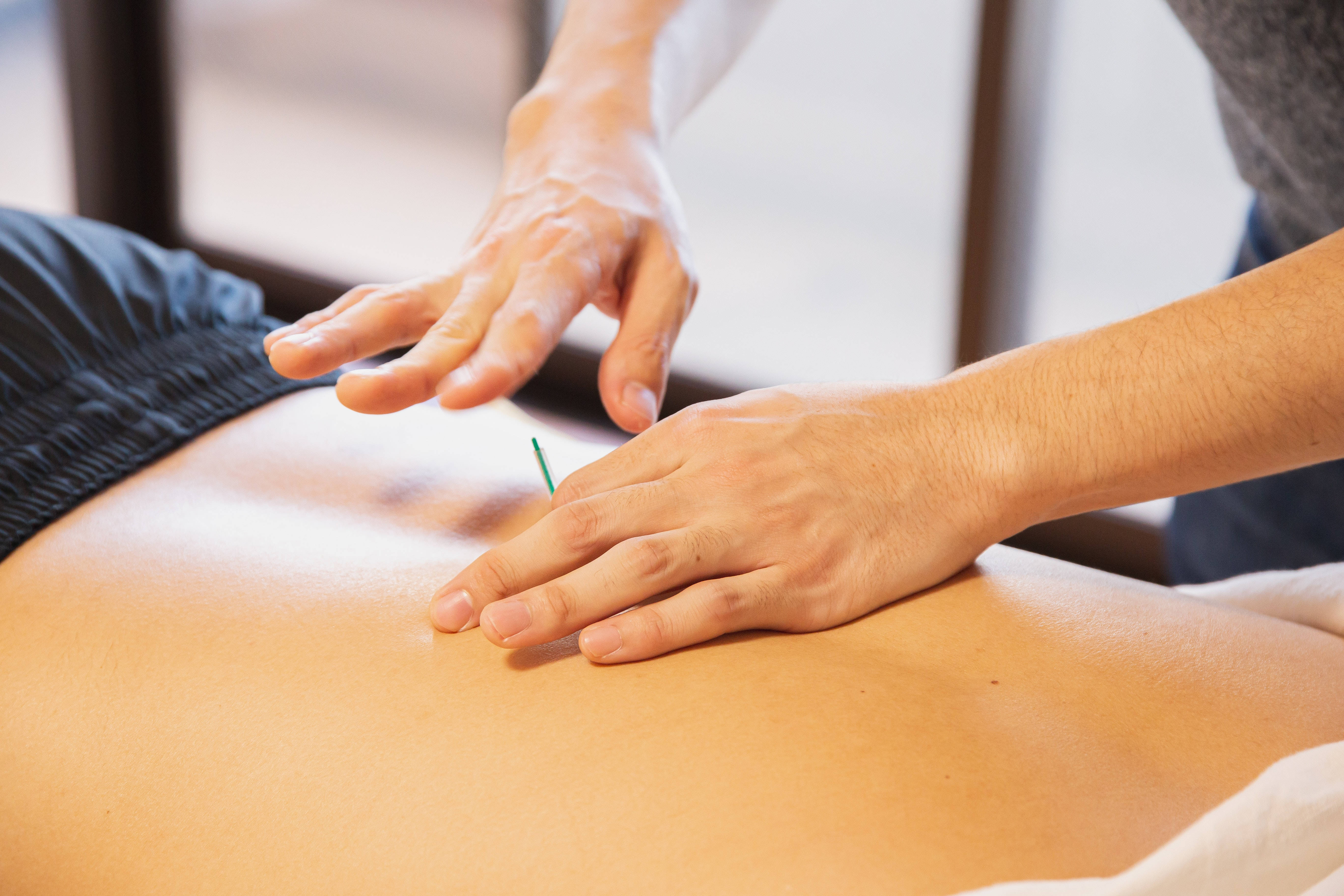 acupuncturist, green acupuncture needle, bare back, 5K Desktop Wallpaper