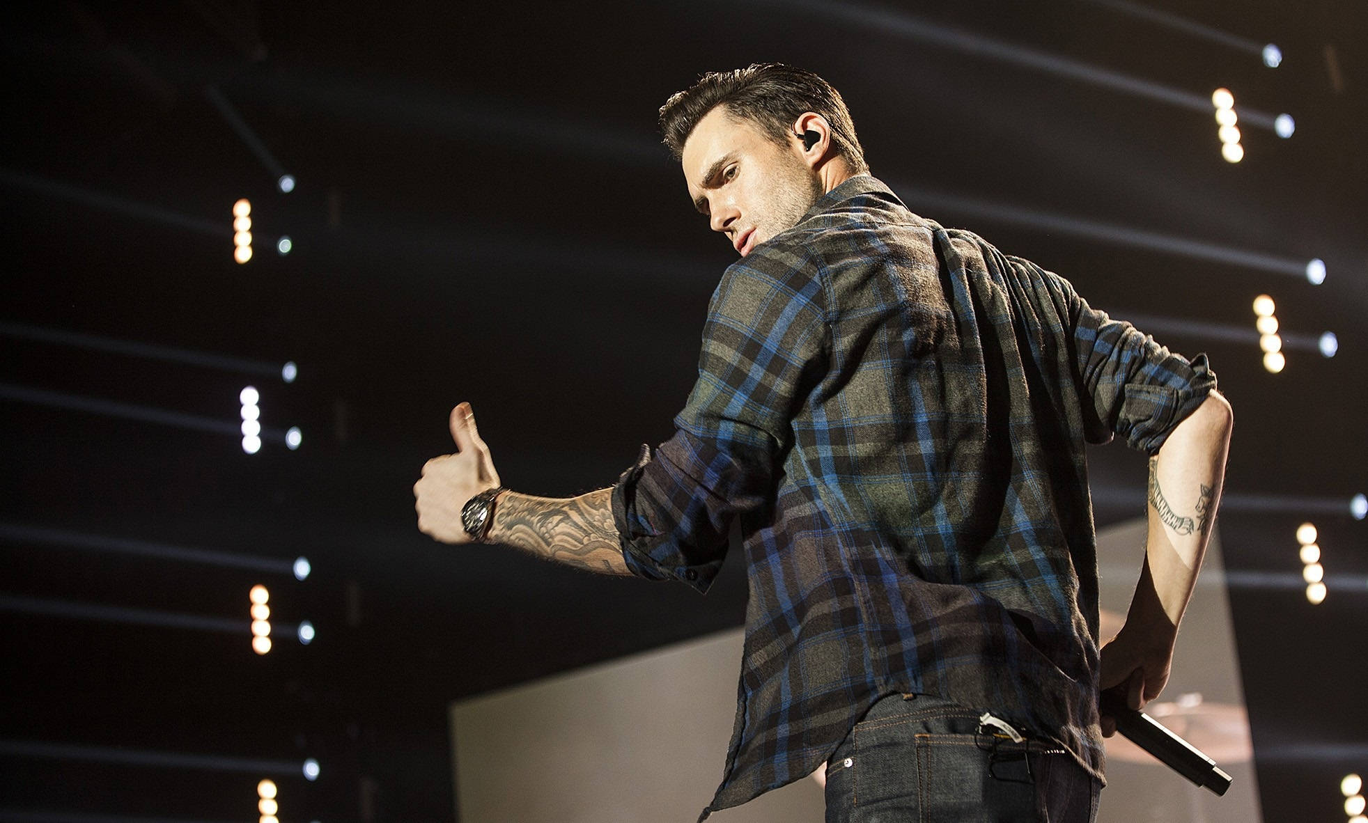Adam Levine, plaid shirt, dimly lit stage, Full HD Desktop Wallpaper