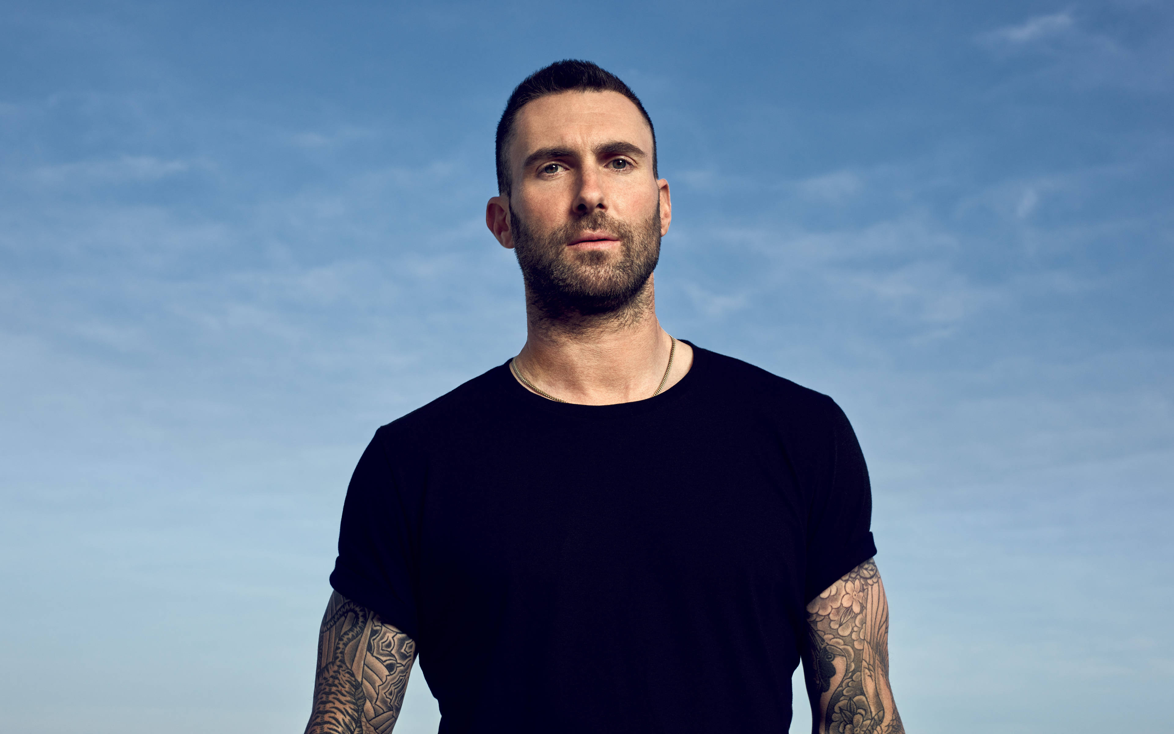 Adam Levine, black t-shirt, clear blue sky, 4K Desktop Wallpaper