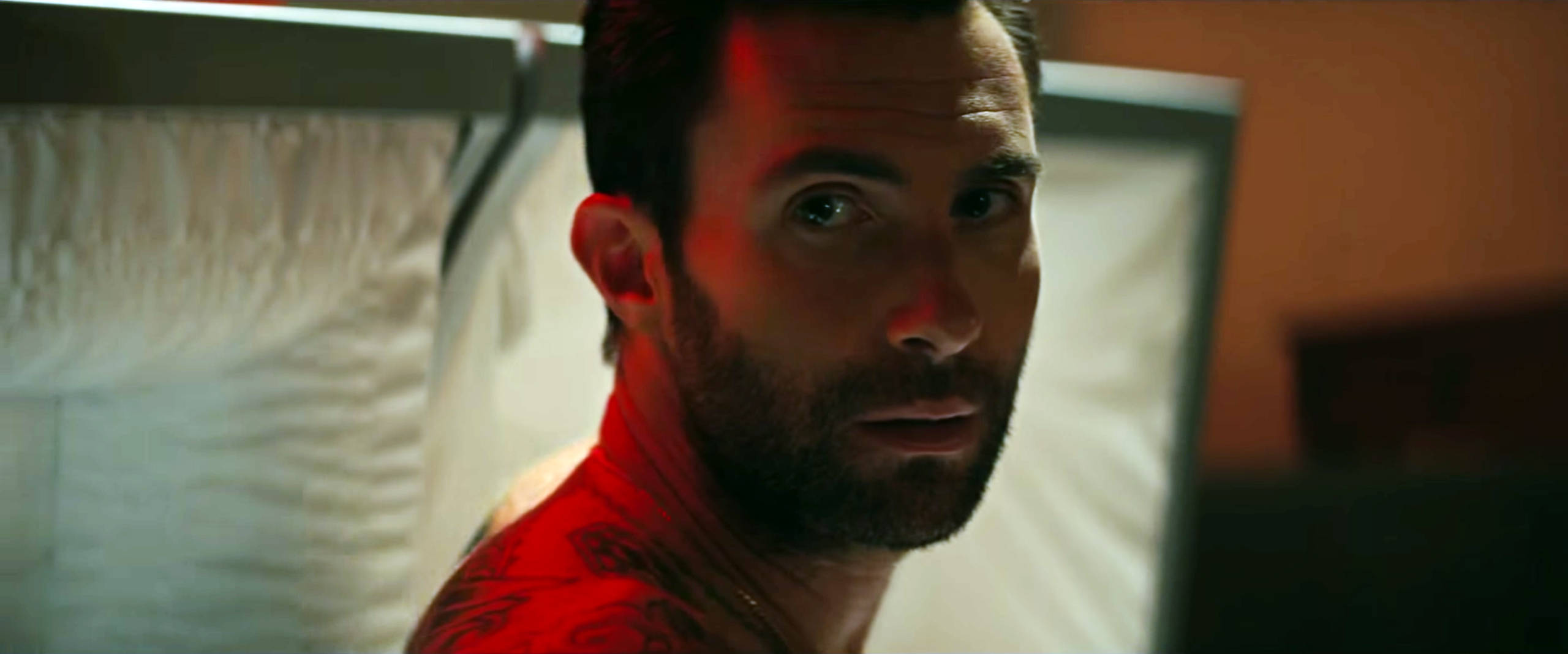 Adam Levine, red lighting, dim room, 2K Desktop Wallpaper