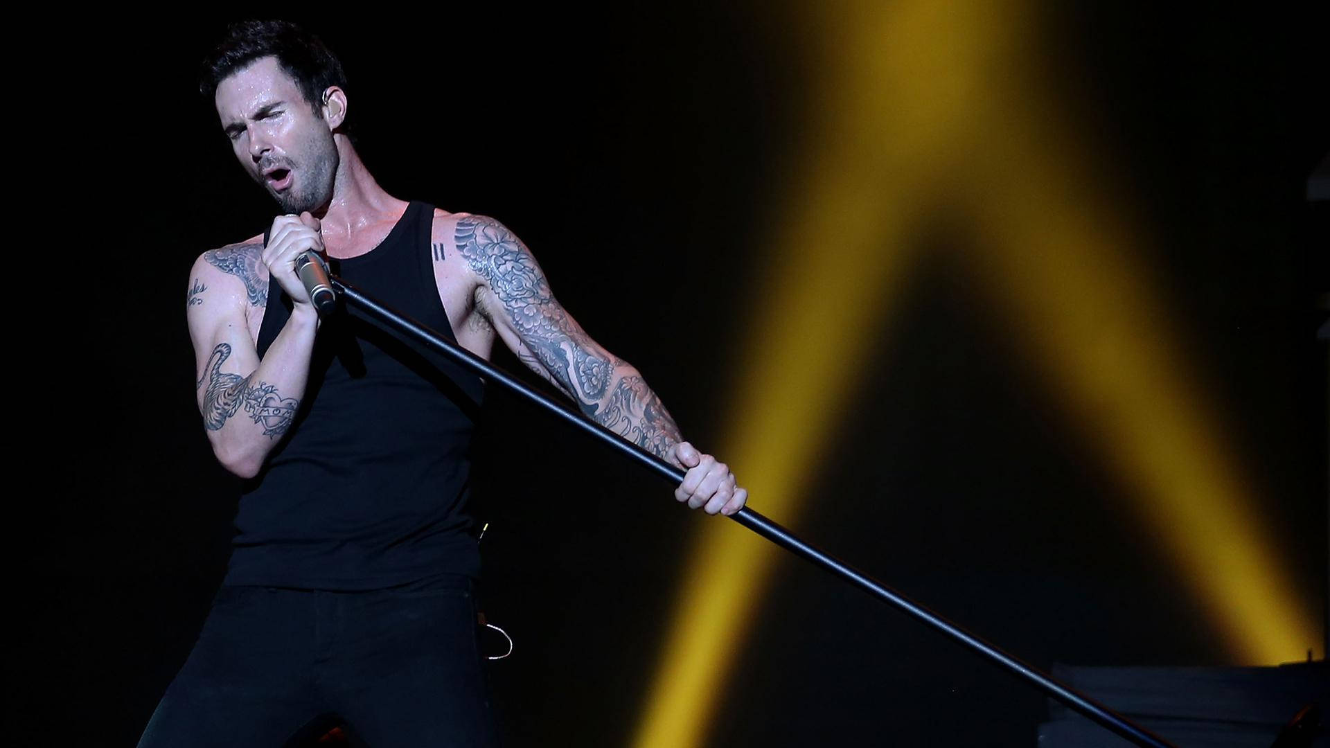 Adam Levine, stage, dramatic yellow spotlights, Full HD Desktop Wallpaper