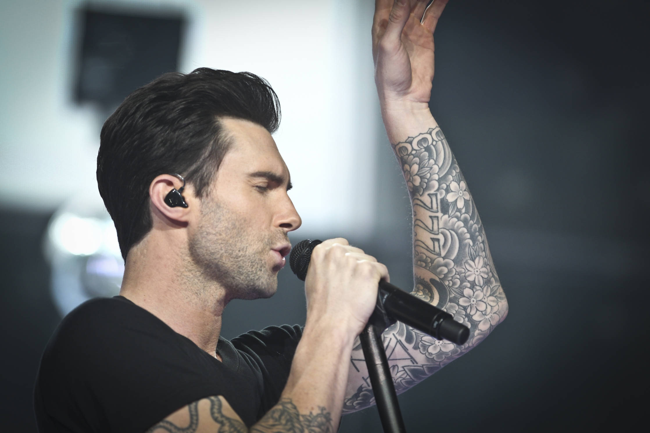 Adam Levine, lead vocalist, microphone, Full HD Desktop Wallpaper