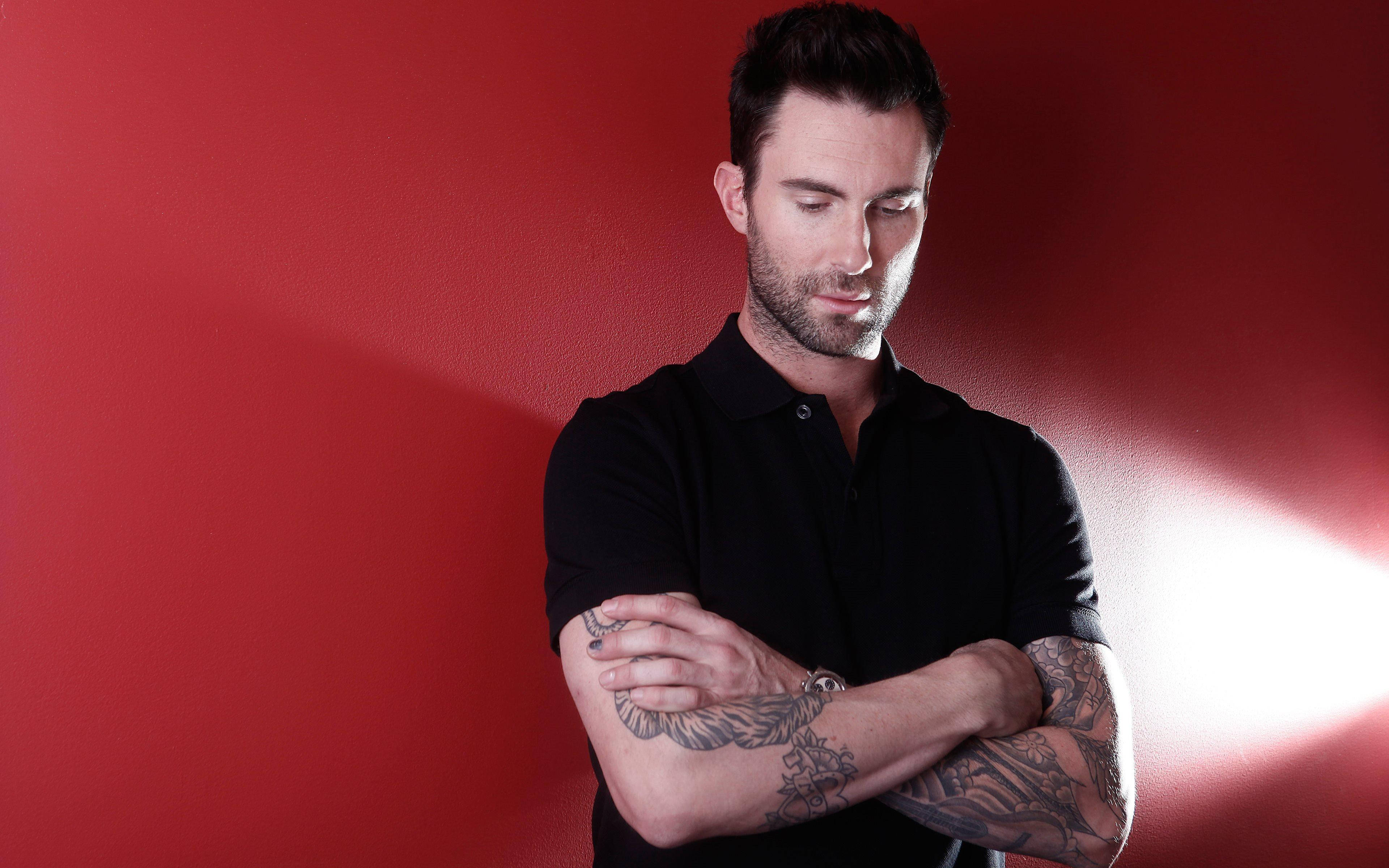 Adam Levine, vibrant red wall, spotlight, 4K Desktop Wallpaper