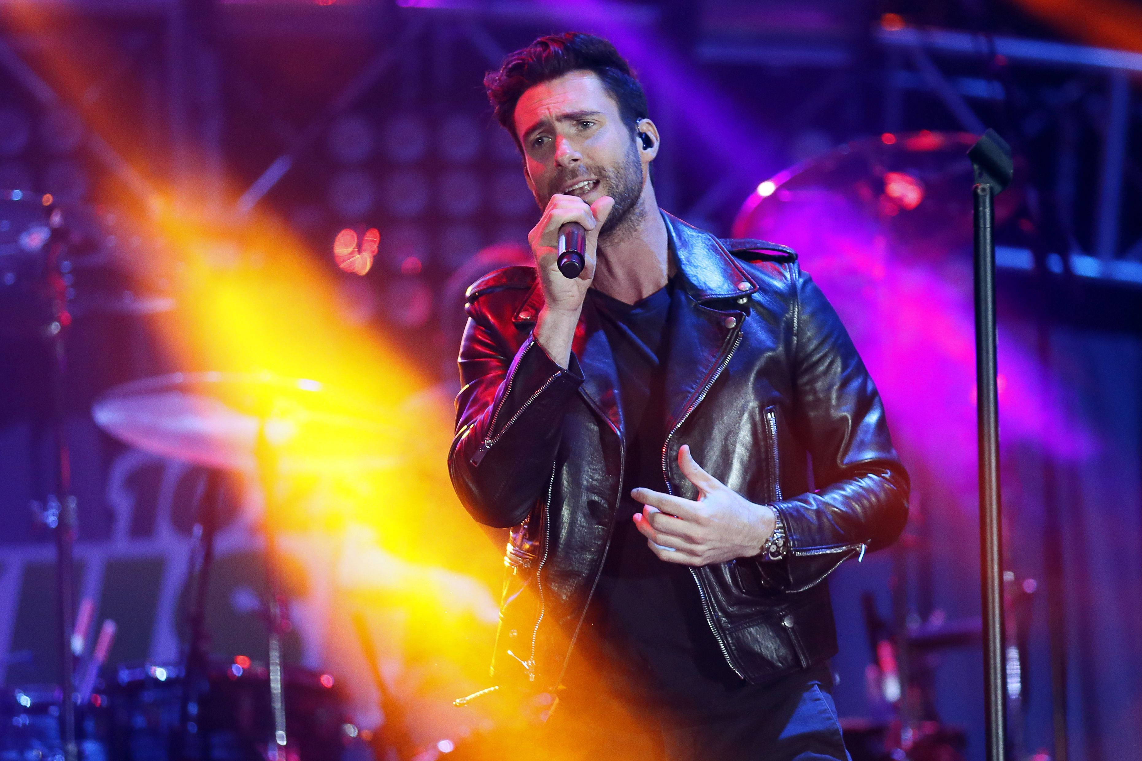 Adam Levine, black leather jacket, vibrant stage, 2K Desktop Wallpaper