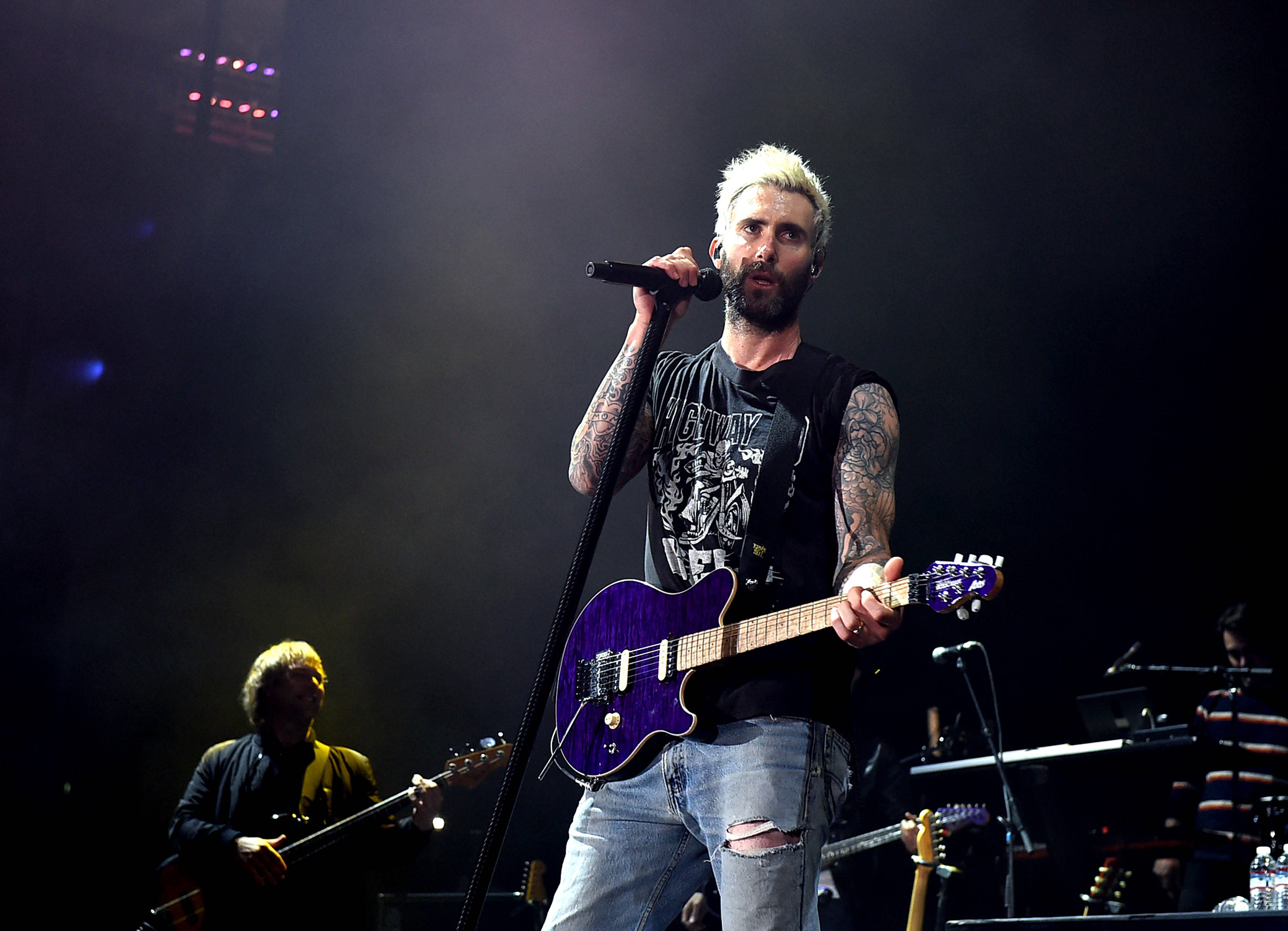 Adam Levine, purple electric guitar, dark concert stage, 2K Desktop Wallpaper