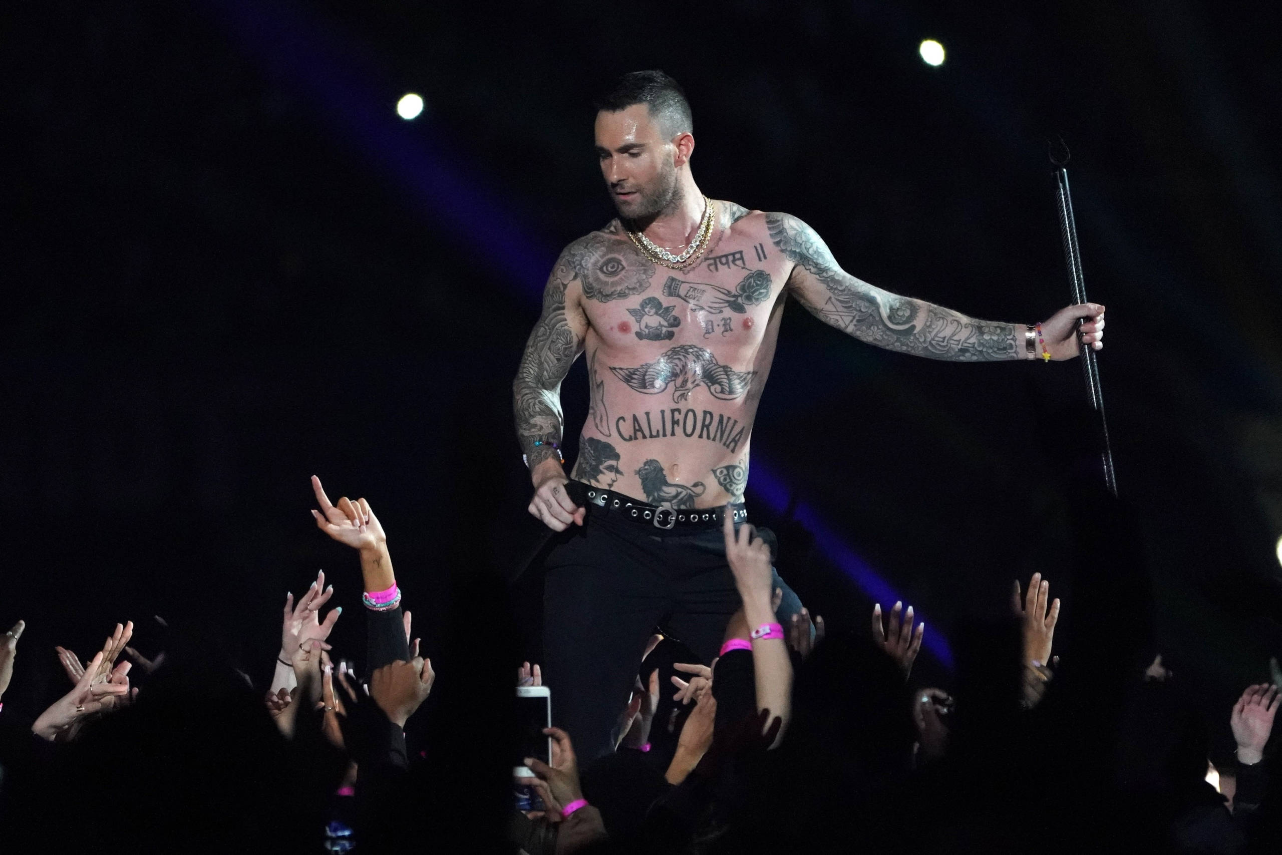 Adam Levine, shirtless, stage, 2K Desktop Wallpaper