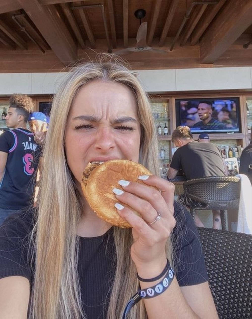Addison Rae, long blonde hair, outdoor restaurant, SD Phone Wallpaper