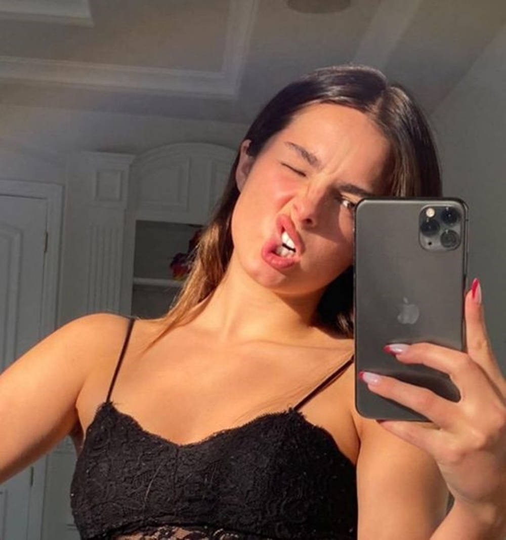 Addison Rae, mirror selfie, black lace top, SD Phone Wallpaper