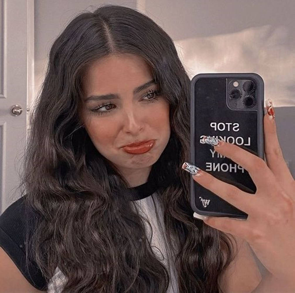 Addison Rae, mirror selfie, black phone, SD Desktop Wallpaper