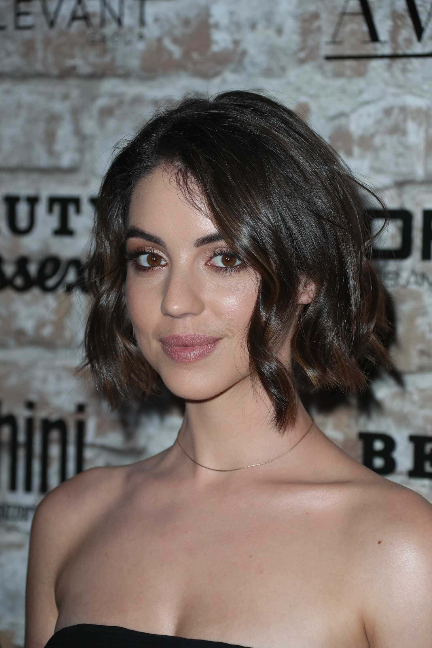 Adelaide Kane, event portrait, textured brick wall, Full HD Phone Wallpaper