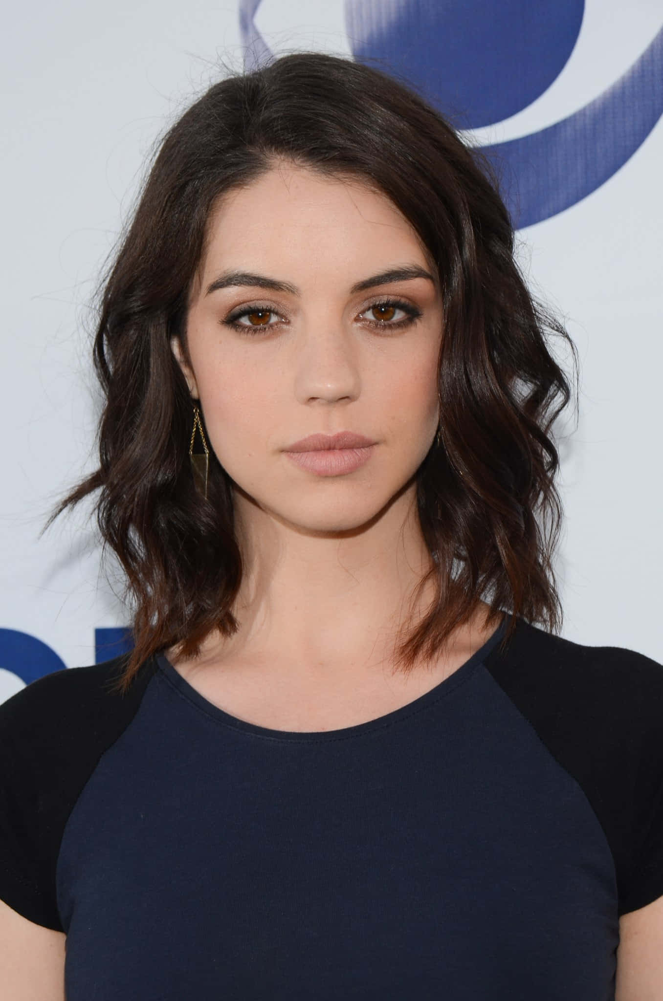 Adelaide Kane, navy blue raglan shirt, dark wavy hair, Full HD Phone Wallpaper