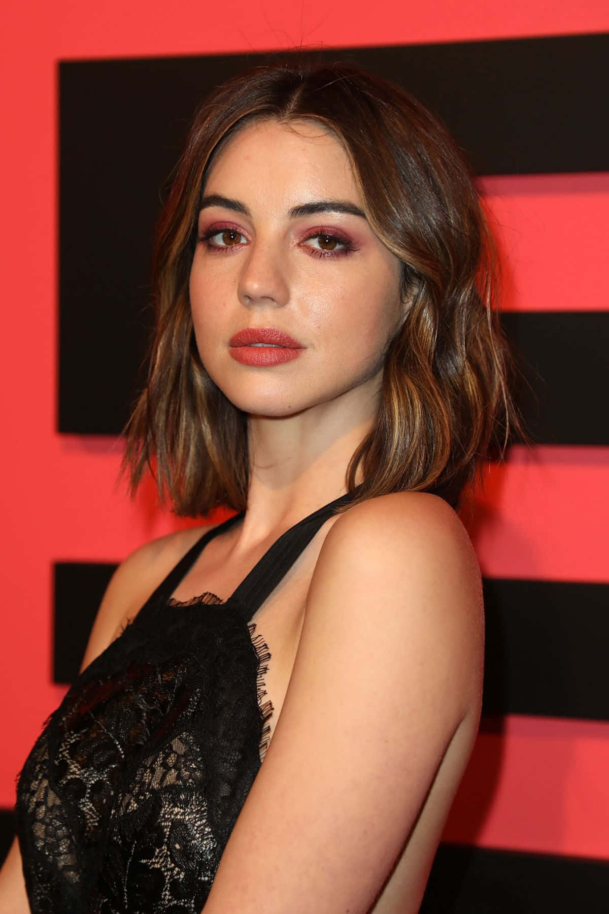 Adelaide Kane, red and black striped backdrop, black lace top, HD Phone Wallpaper