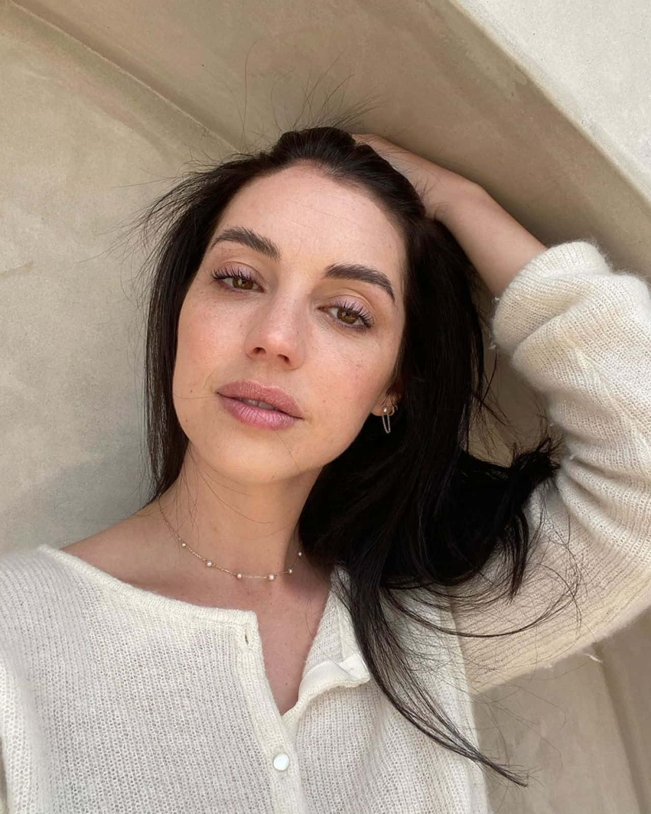 Adelaide Kane, dark hair, soft makeup, HD Phone Wallpaper