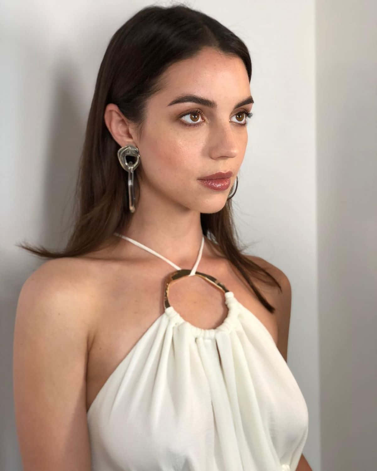 Adelaide Kane, dark hair, striking earrings, HD Phone Wallpaper